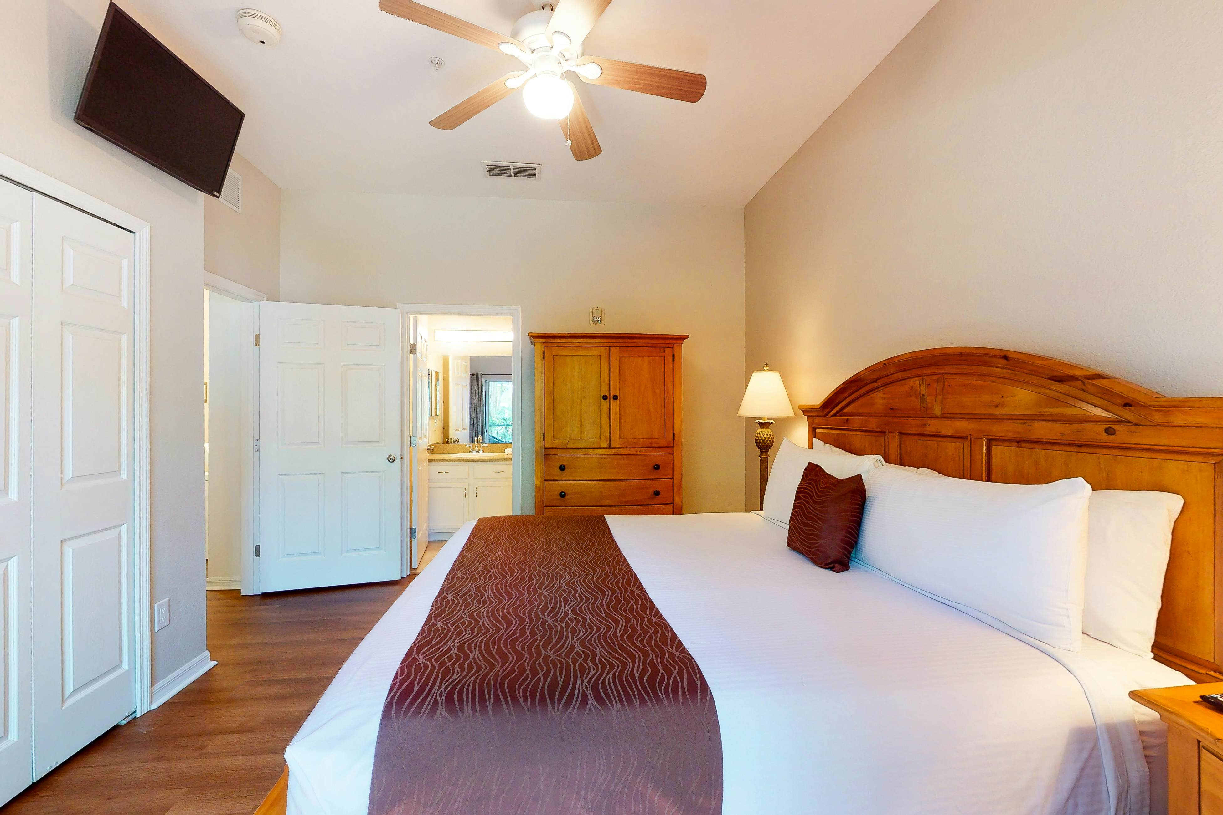 Ground-Floor Condo near Theme Parks w/Shared Pools, Hot Tub, Gym, Sport Courts