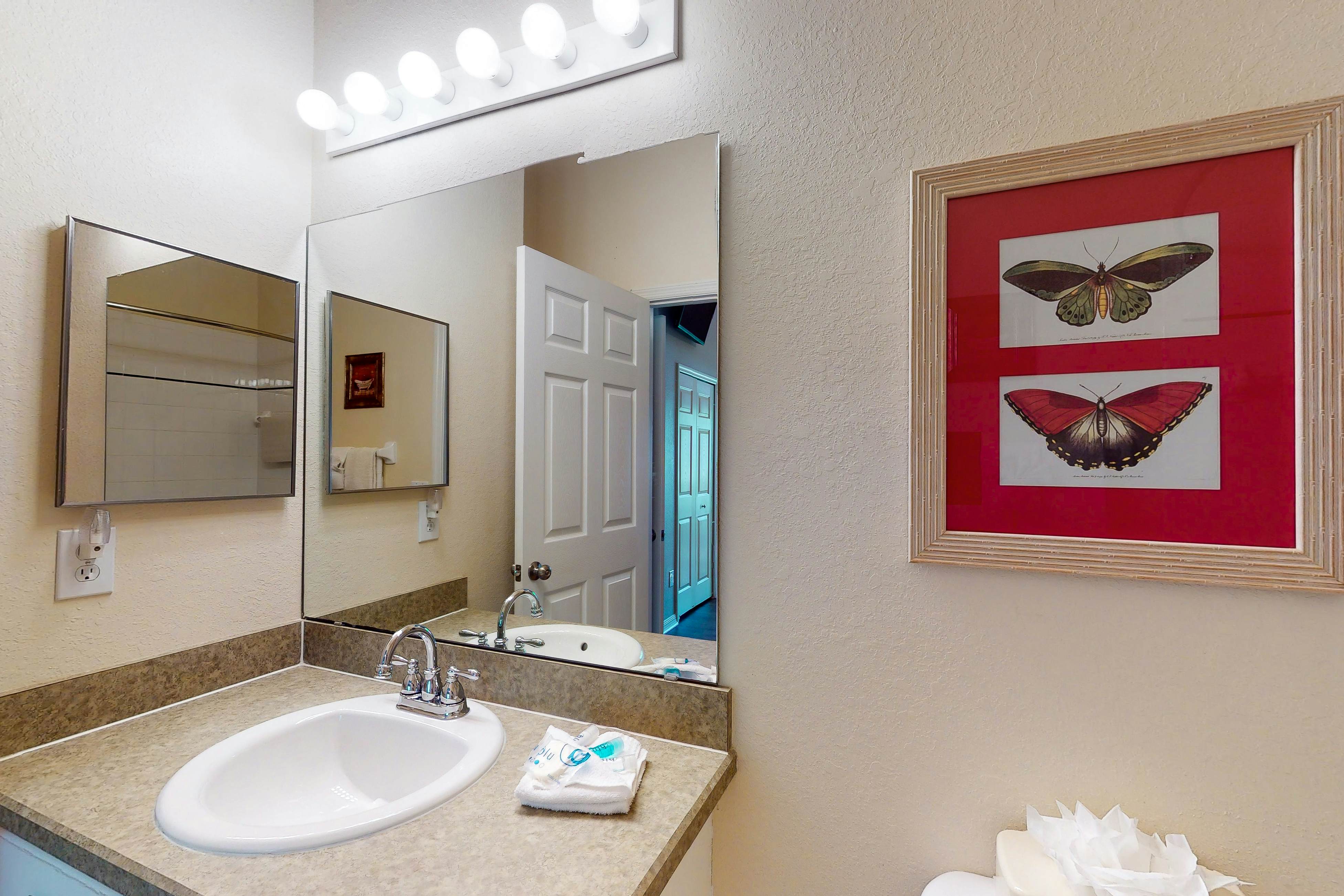 Ground-Floor Condo near Theme Parks w/Shared Pools, Hot Tub, Gym, Sport Courts