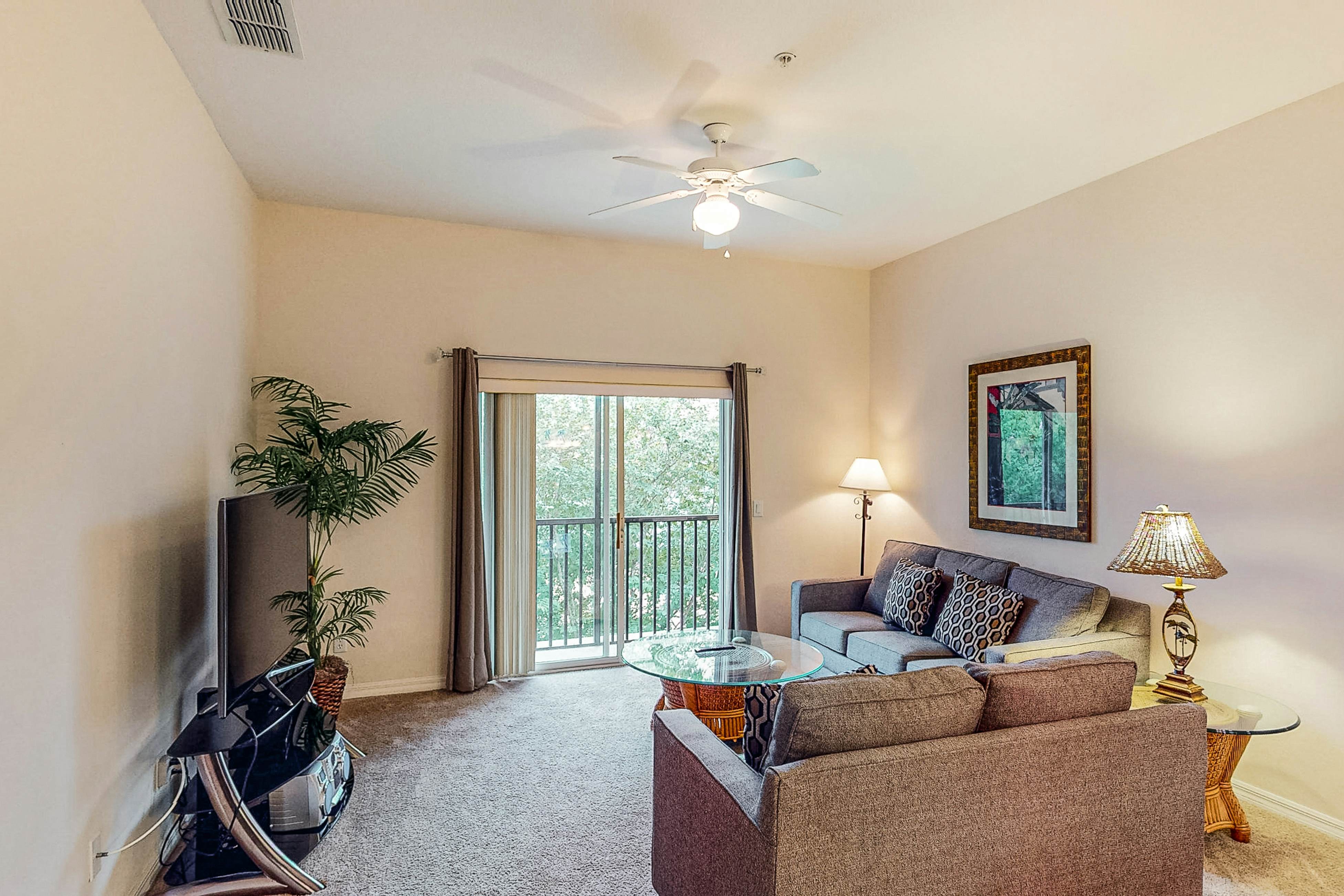 Third floor condo w/ tennis court, balcony, & basketball court - near theme park