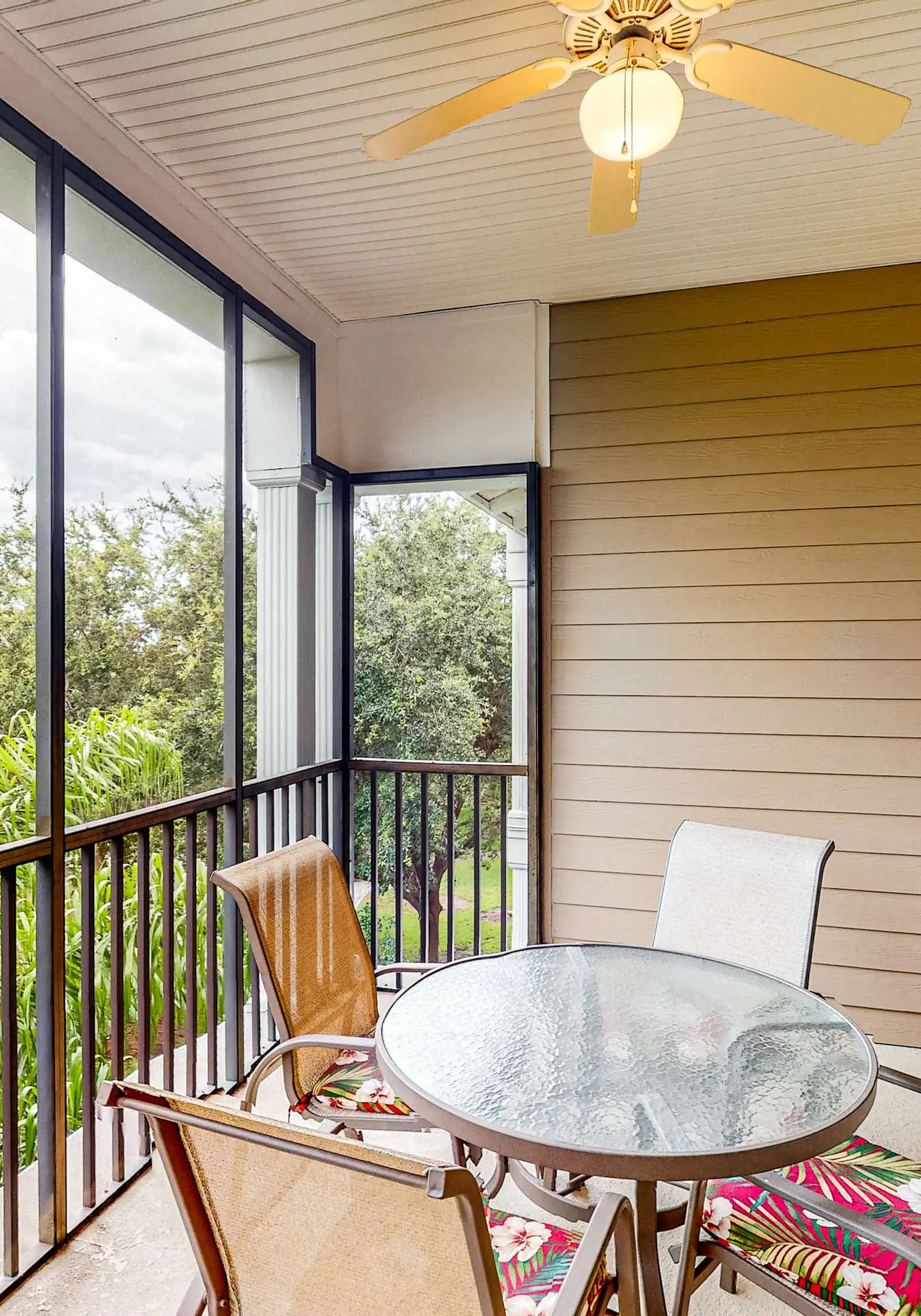 Third floor condo w/ tennis court, balcony, & basketball court - near theme park