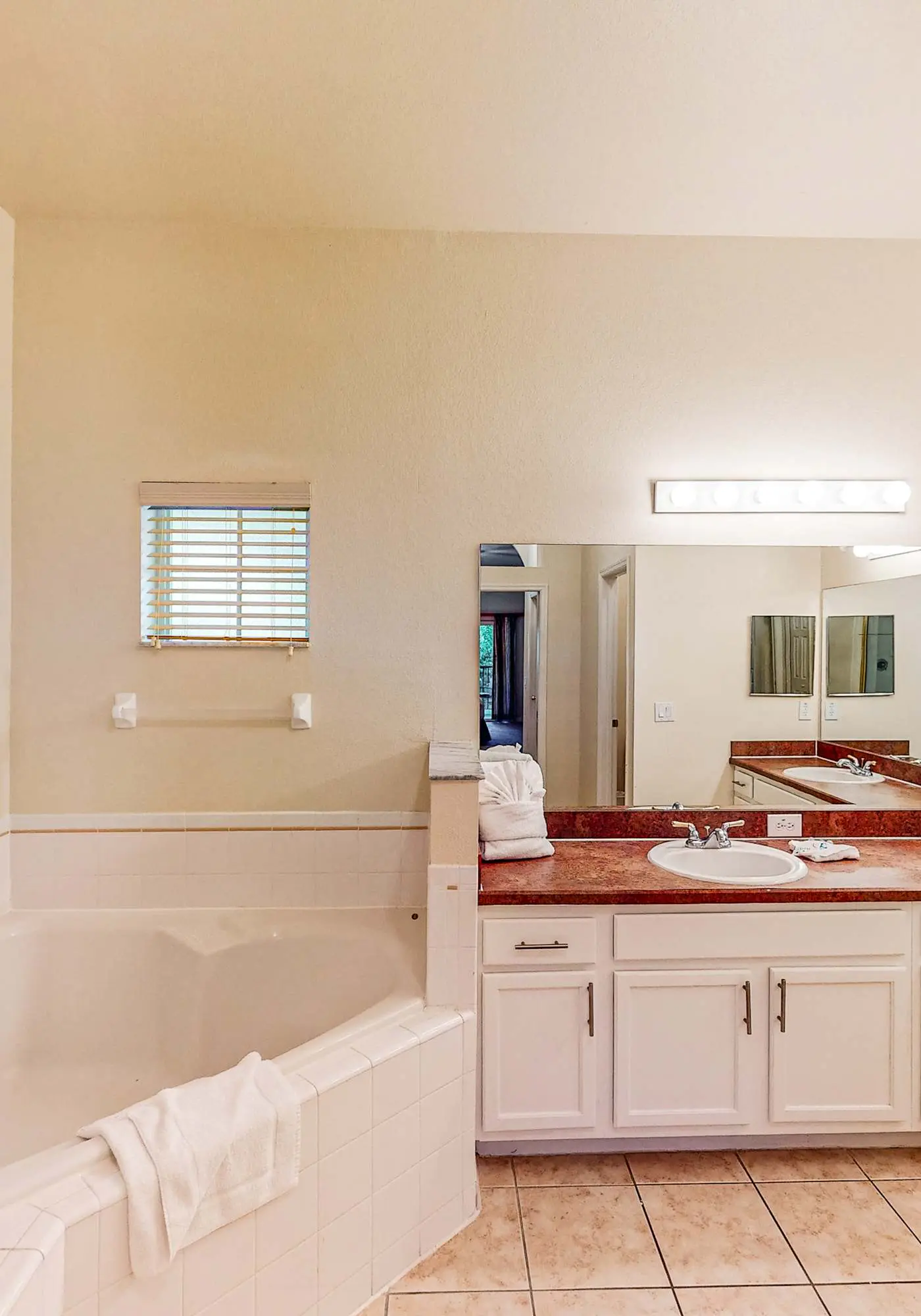 Third floor condo w/ tennis court, balcony, & basketball court - near theme park