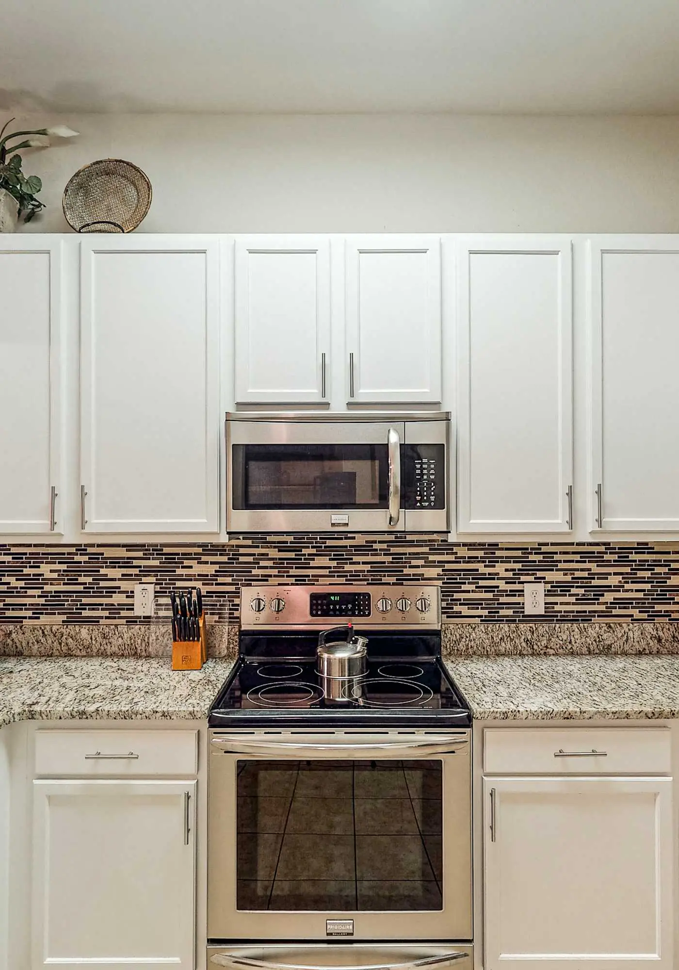 Third floor condo w/ tennis court, balcony, & basketball court - near theme park