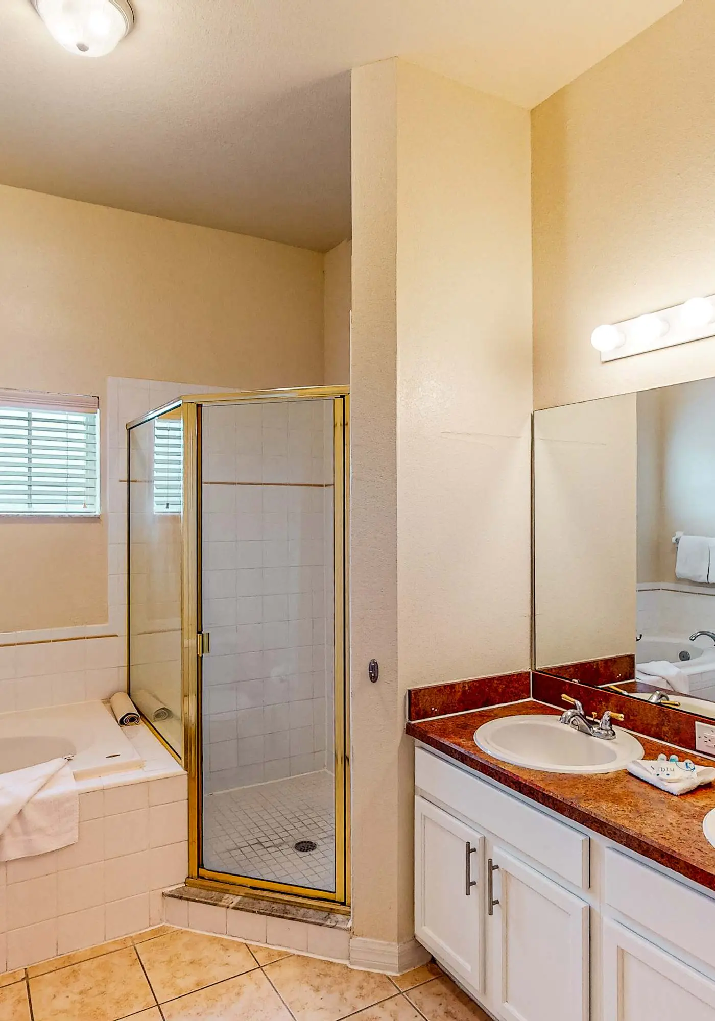 Third floor condo w/ tennis court, balcony, & basketball court - near theme park