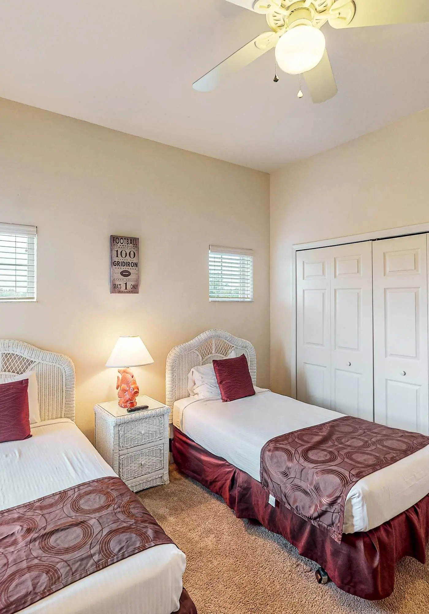 Third floor condo w/ tennis court, balcony, & basketball court - near theme park
