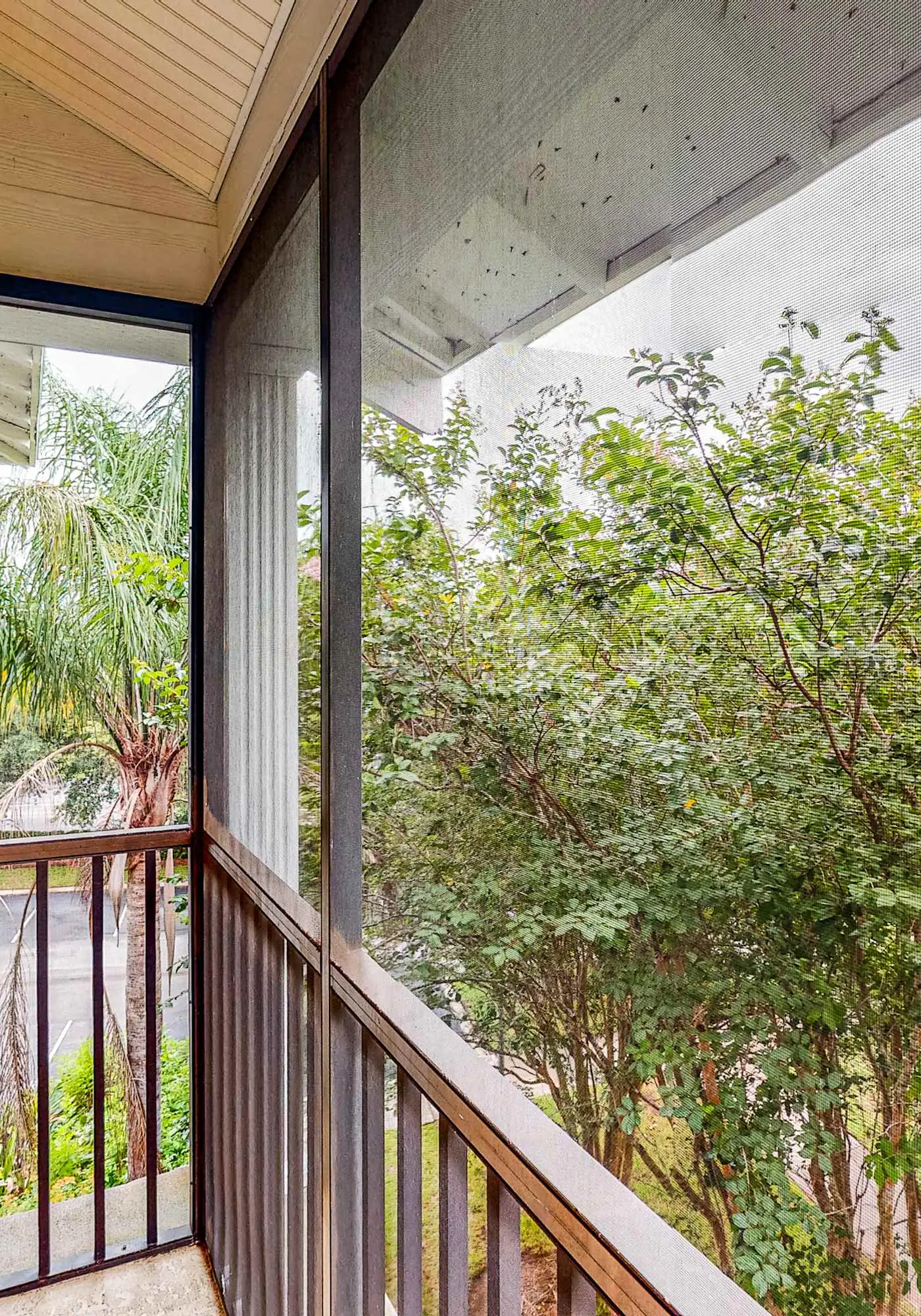 Third floor condo w/ tennis court, balcony, & basketball court - near theme park
