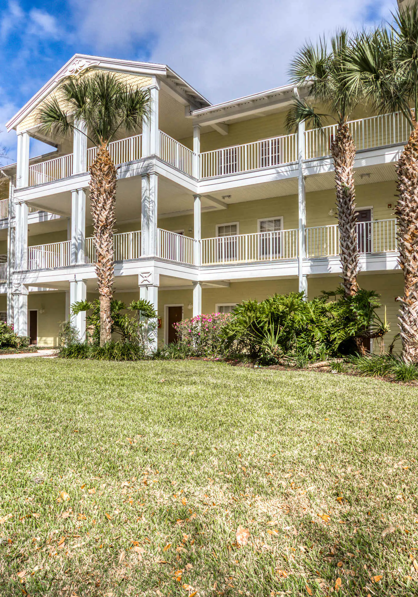 Third floor condo w/ tennis court, balcony, & basketball court - near theme park