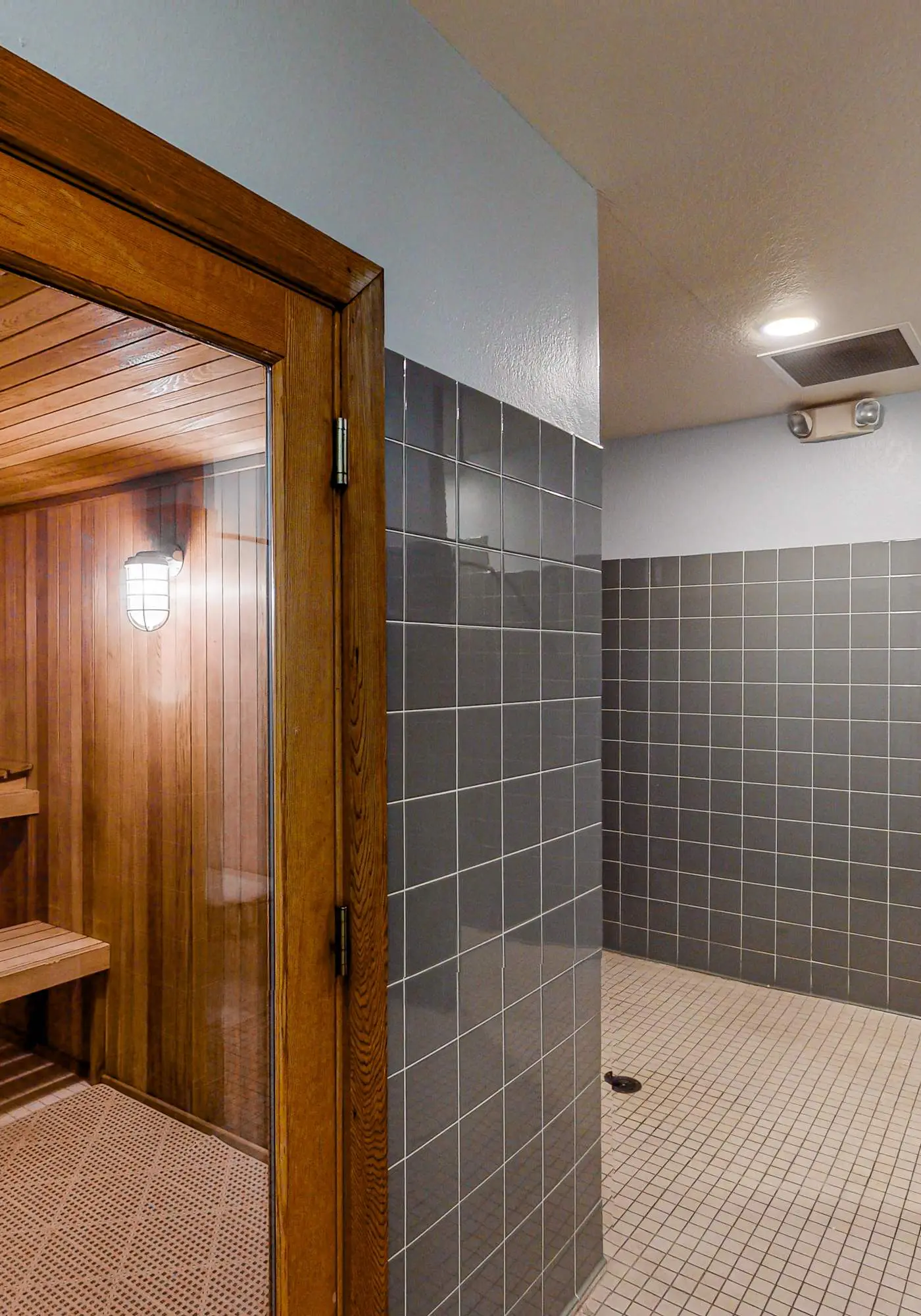 1st floor condo near theme parks, patio, tennis court, sauna
