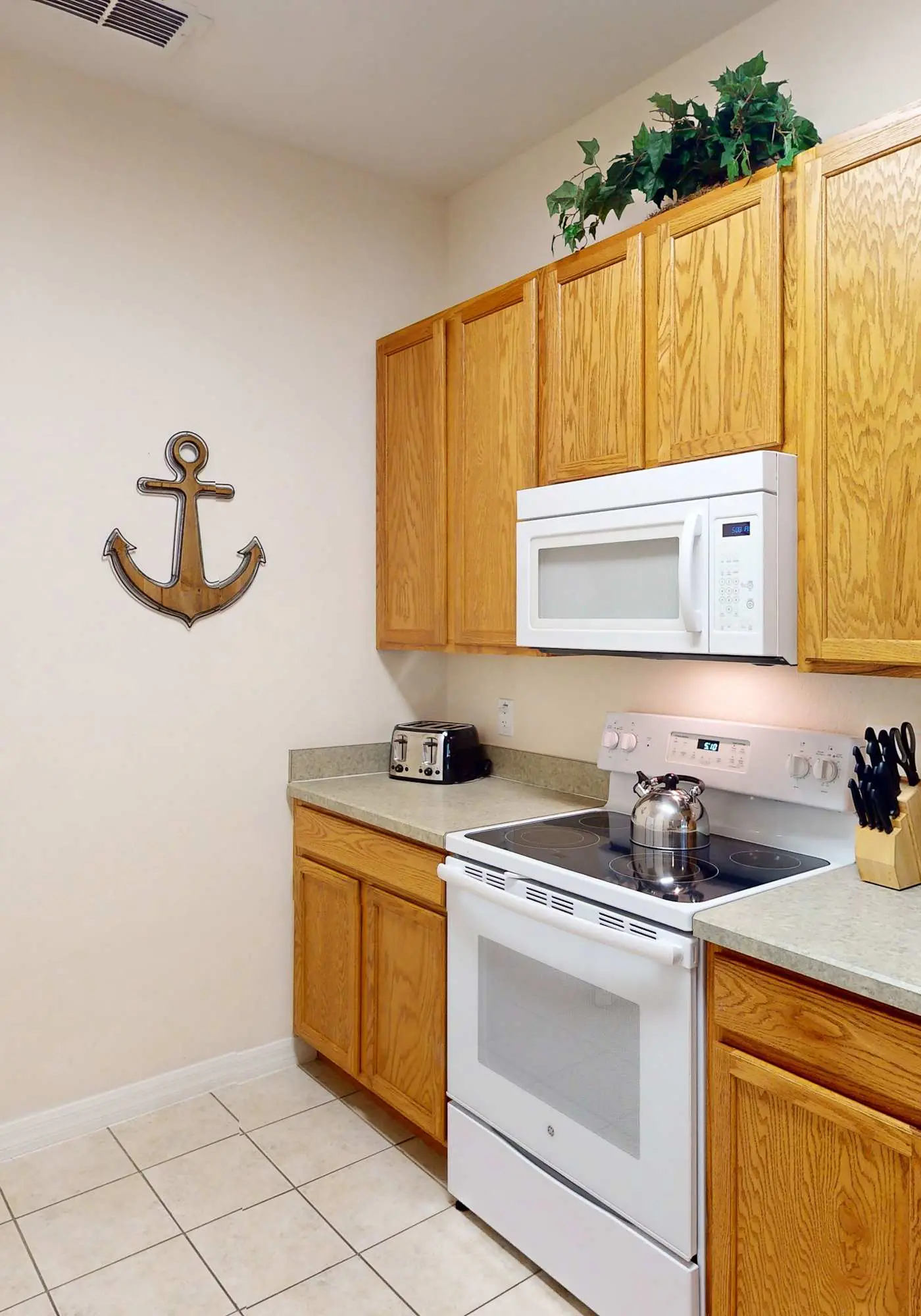 1st floor condo near theme parks, patio, tennis court, sauna