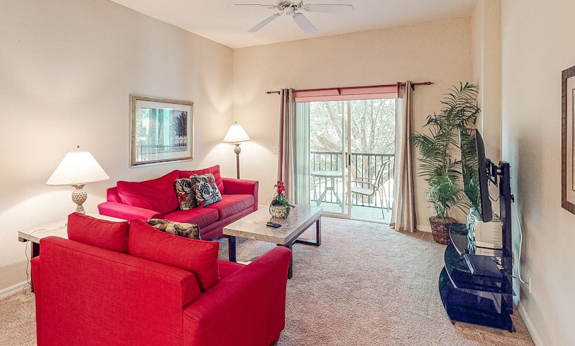 Second floor condo w/ tennis court, sauna, gym, balcony, near theme parks