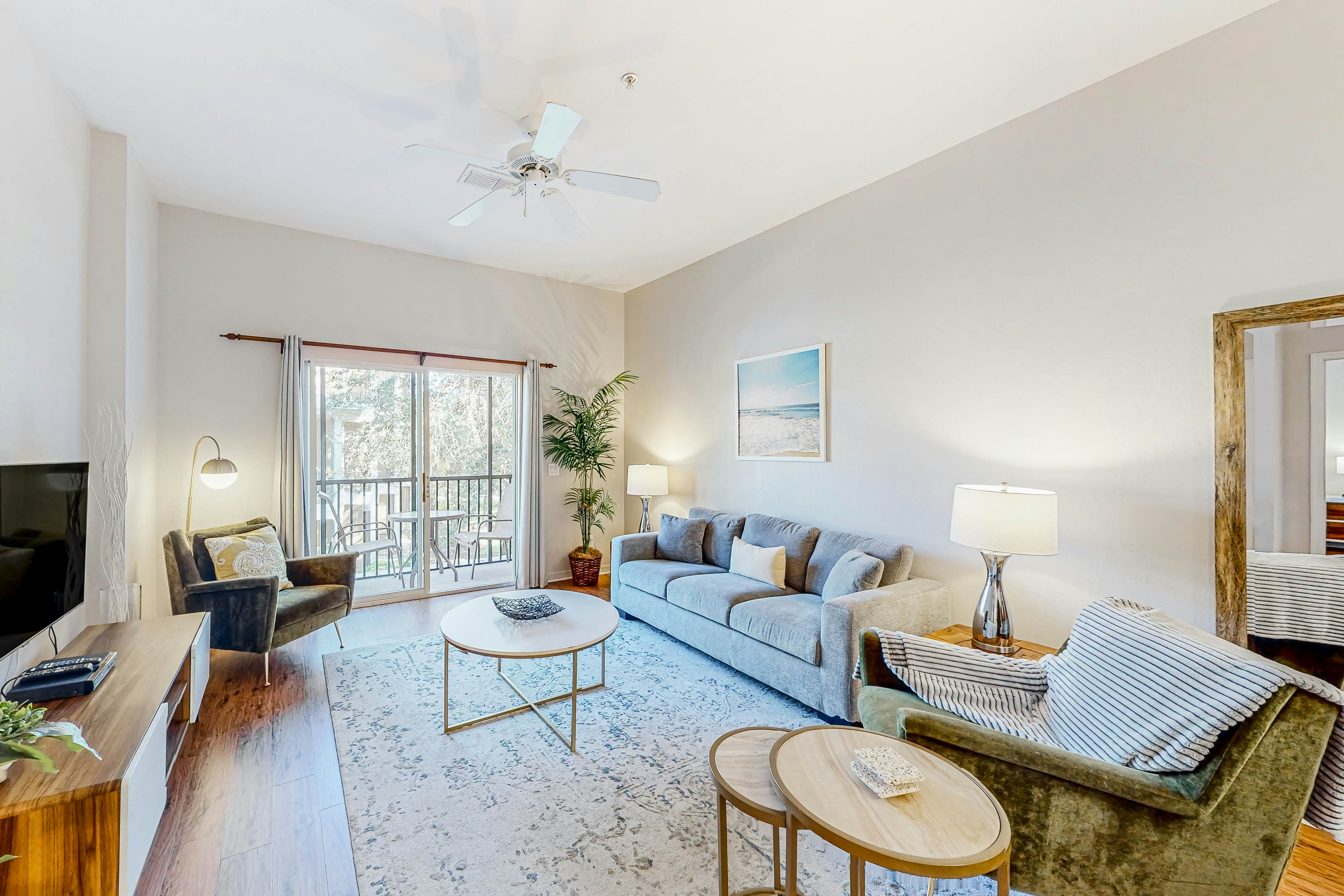 Snowbird-friendly condo with central AC, washer/dryer, pools, & hot tubs