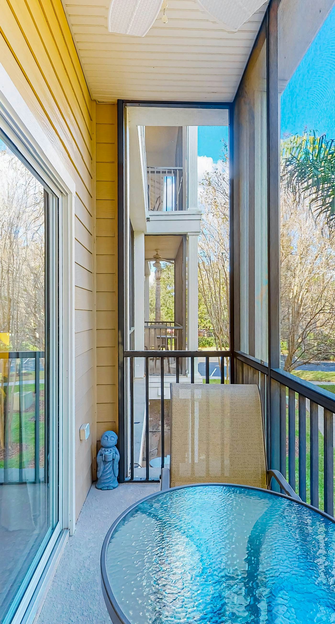 Snowbird-friendly condo with central AC, washer/dryer, pools, & hot tubs