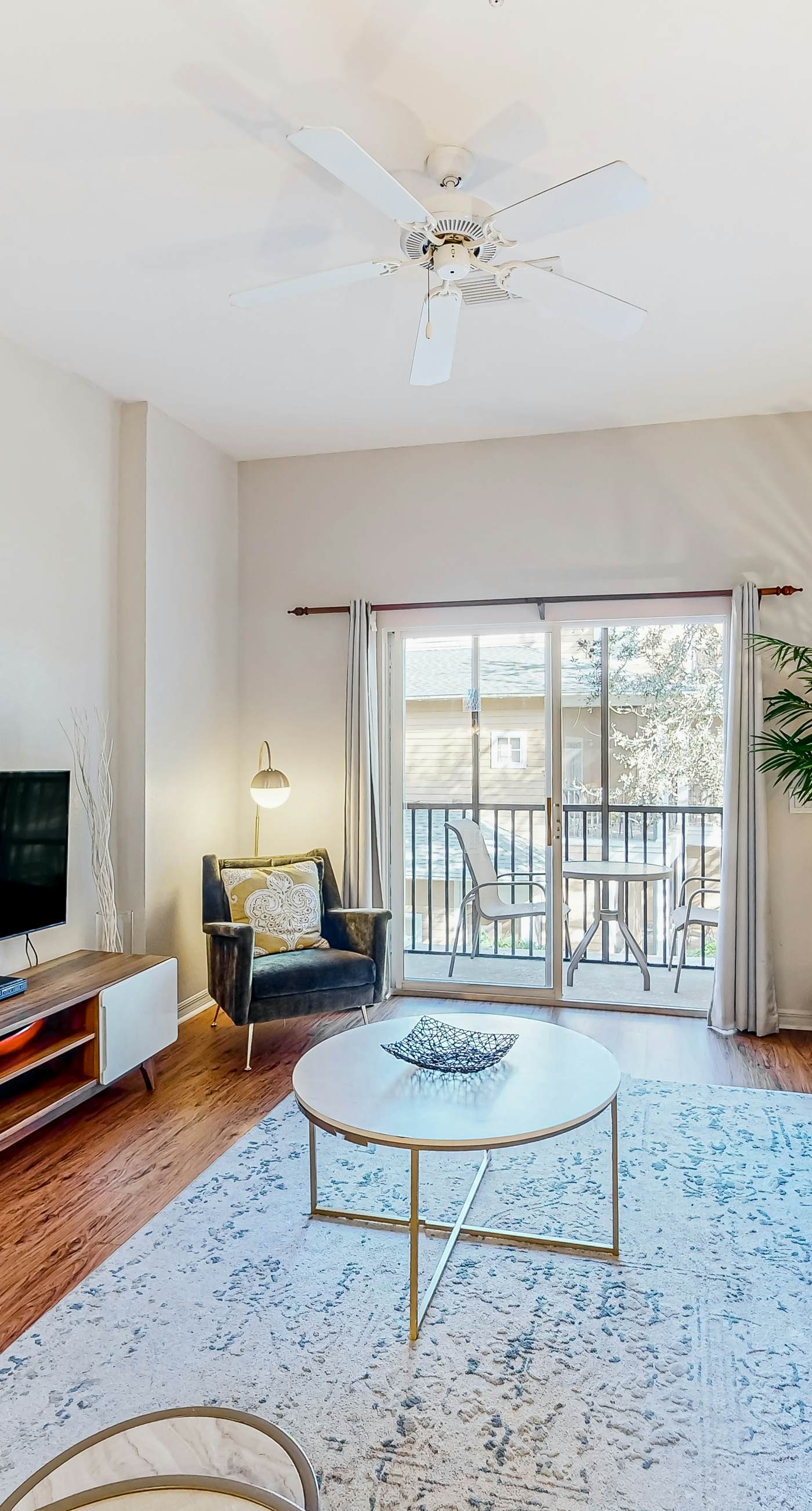 Snowbird-friendly condo with central AC, washer/dryer, pools, & hot tubs