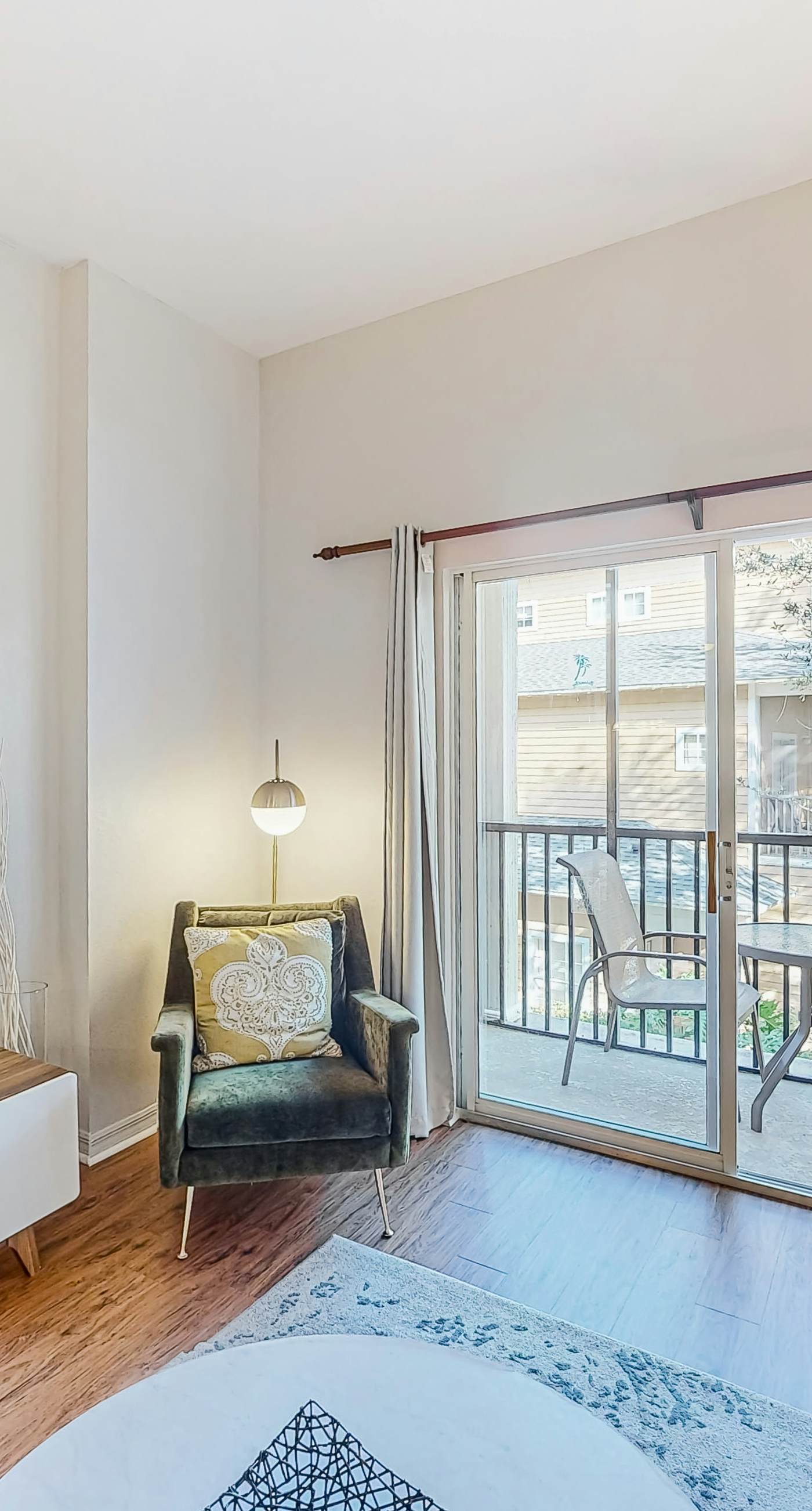 Snowbird-friendly condo with central AC, washer/dryer, pools, & hot tubs