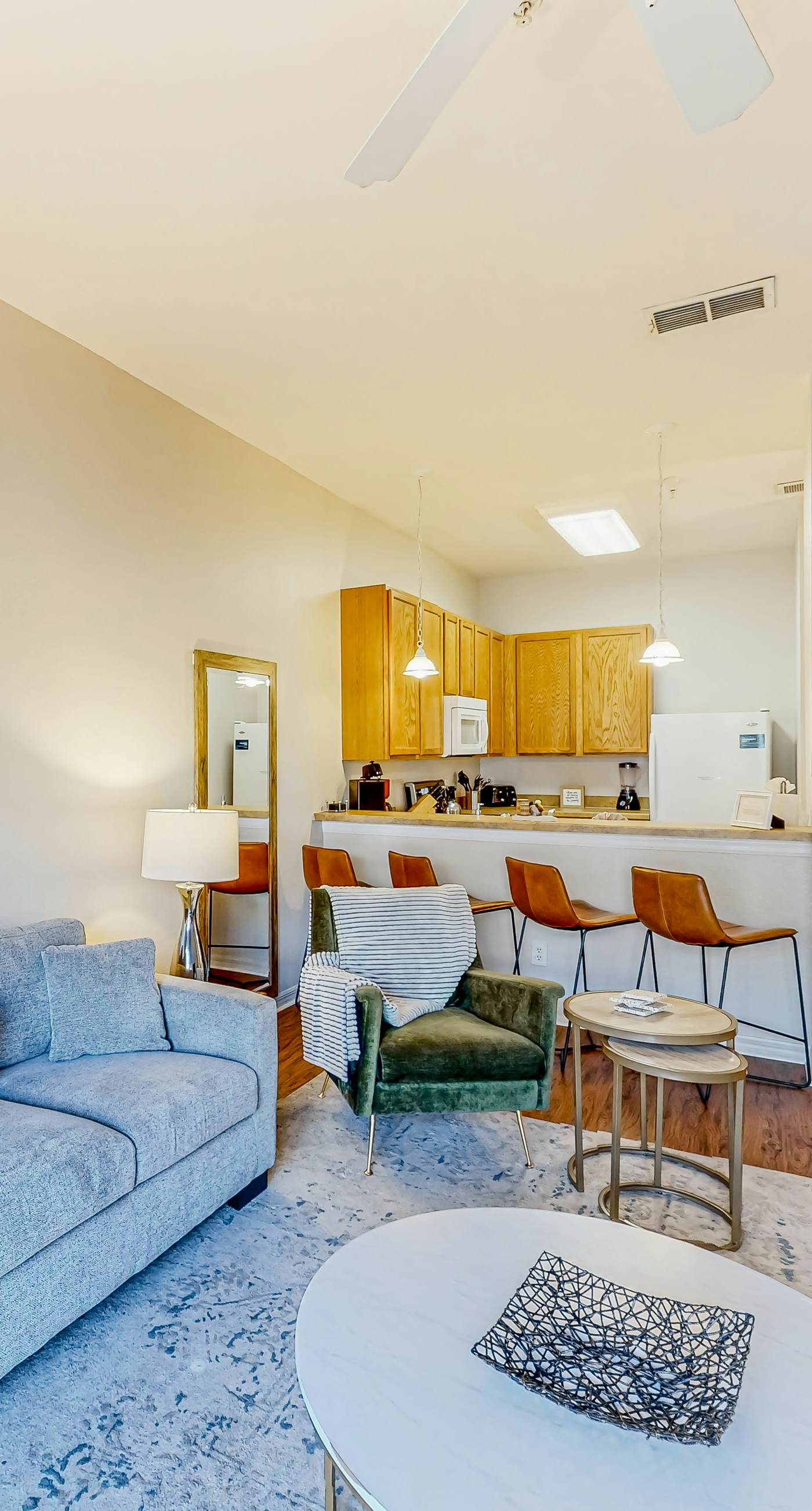 Snowbird-friendly condo with central AC, washer/dryer, pools, & hot tubs