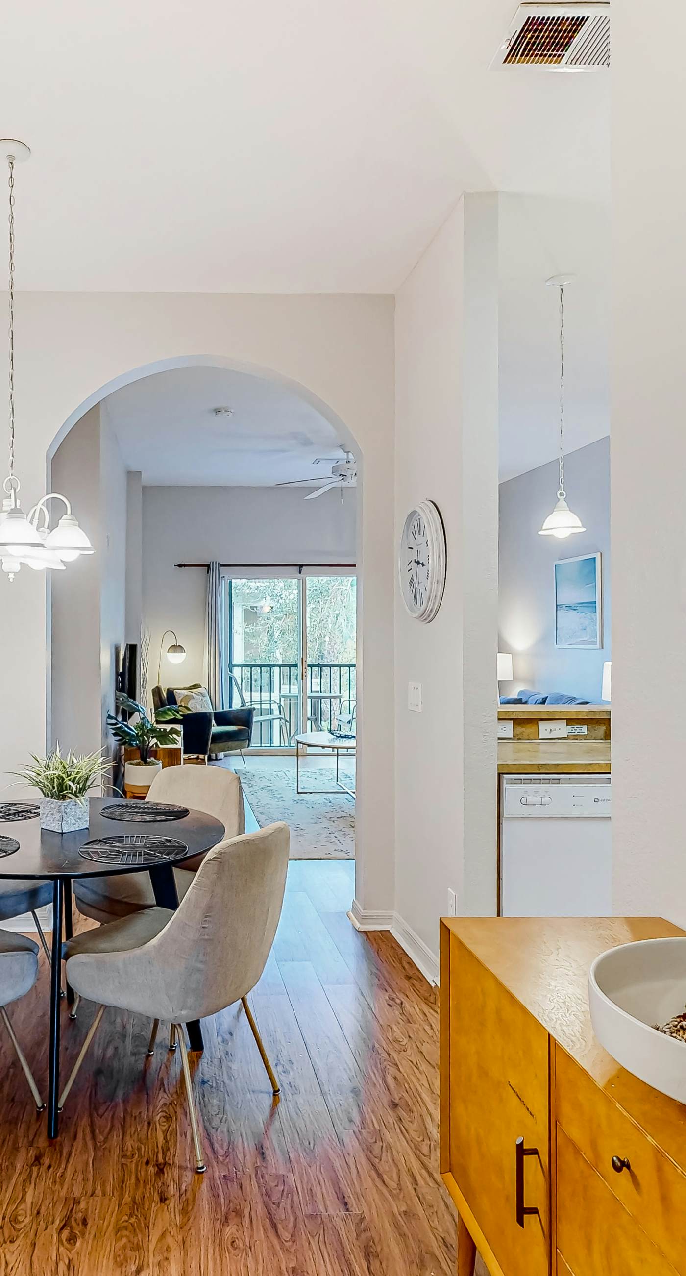 Snowbird-friendly condo with central AC, washer/dryer, pools, & hot tubs