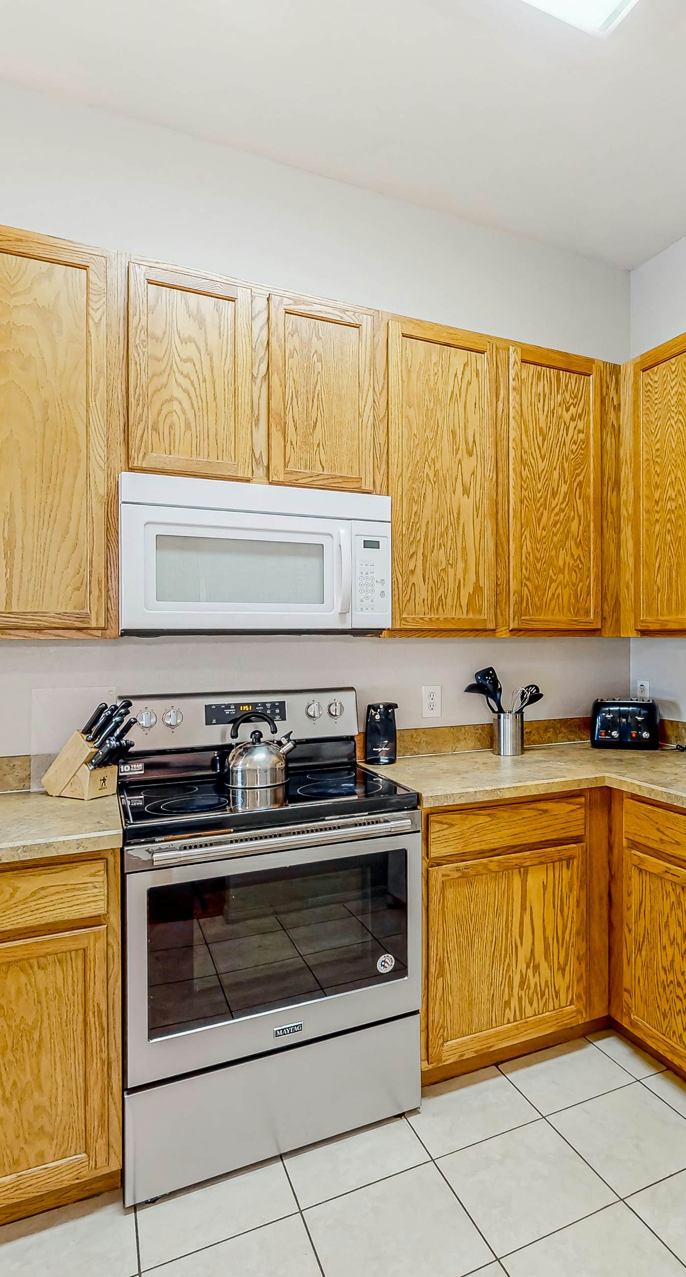 Snowbird-friendly condo with central AC, washer/dryer, pools, & hot tubs