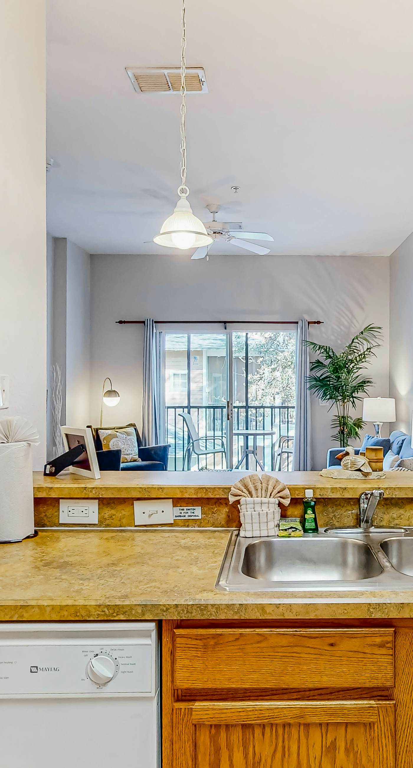 Snowbird-friendly condo with central AC, washer/dryer, pools, & hot tubs