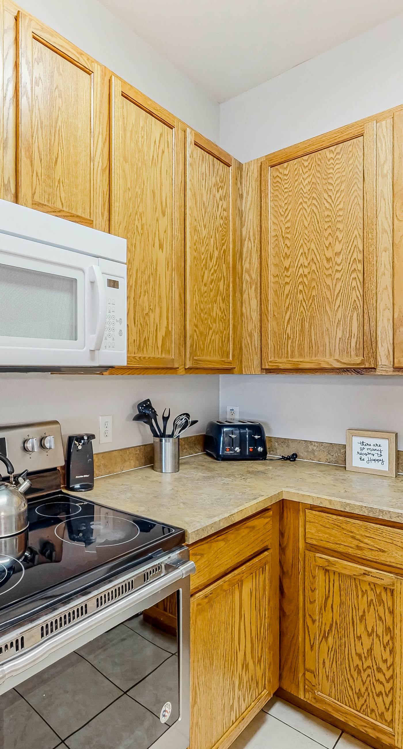 Snowbird-friendly condo with central AC, washer/dryer, pools, & hot tubs