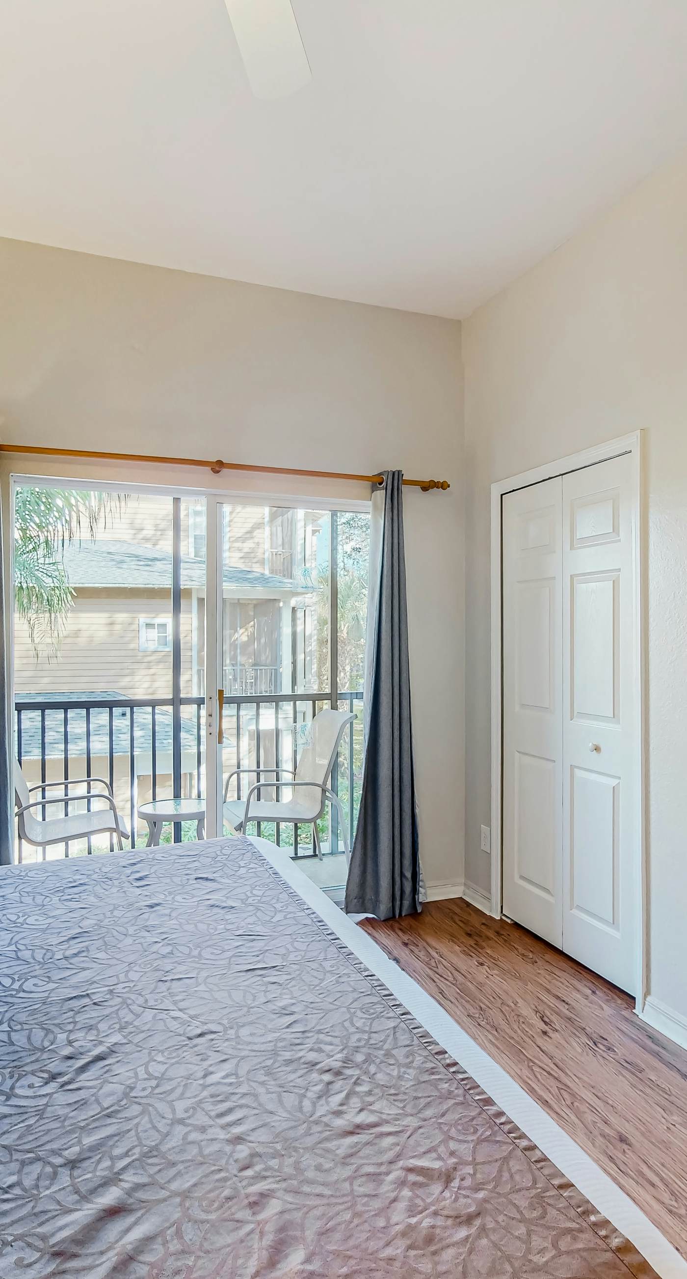 Snowbird-friendly condo with central AC, washer/dryer, pools, & hot tubs