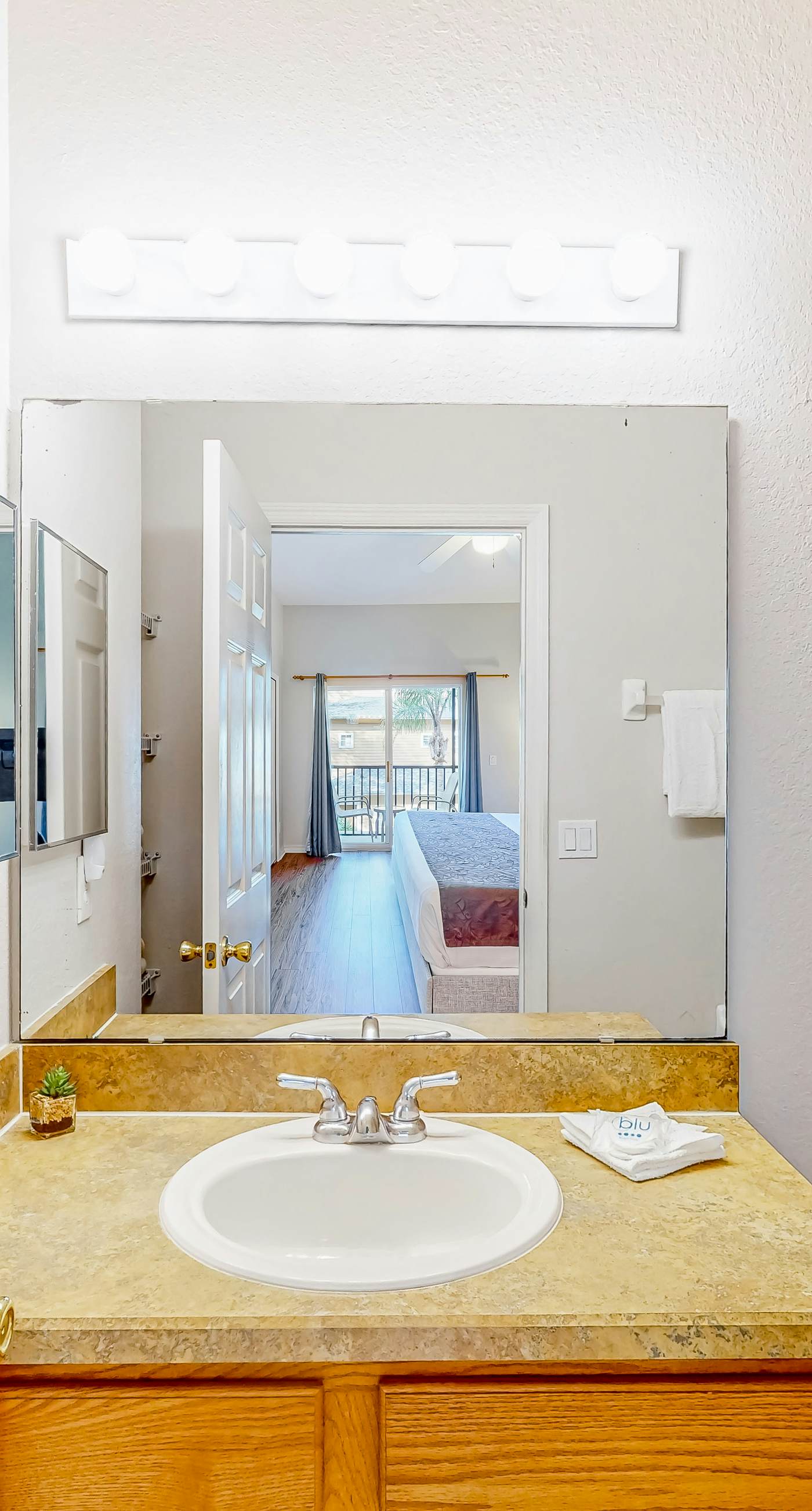 Snowbird-friendly condo with central AC, washer/dryer, pools, & hot tubs