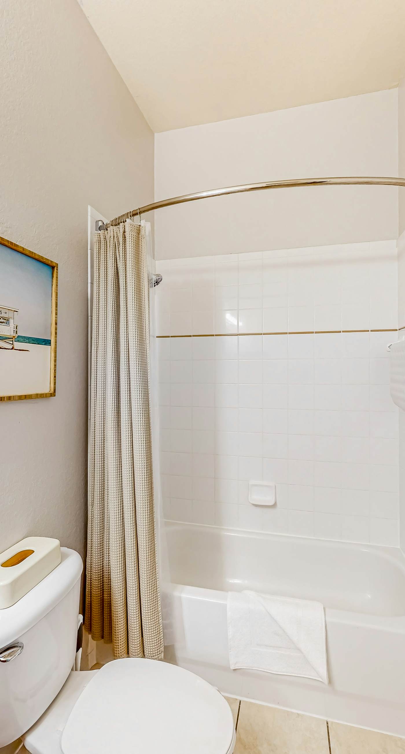 Snowbird-friendly condo with central AC, washer/dryer, pools, & hot tubs