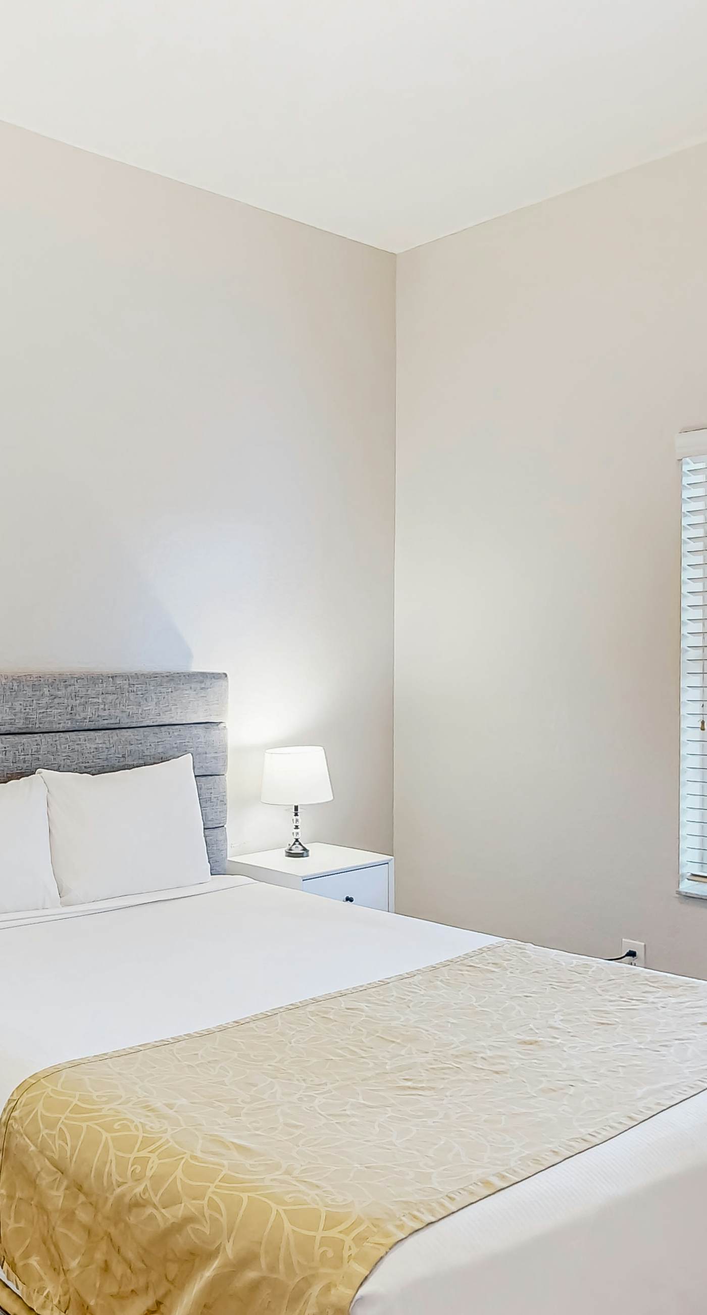 Snowbird-friendly condo with central AC, washer/dryer, pools, & hot tubs