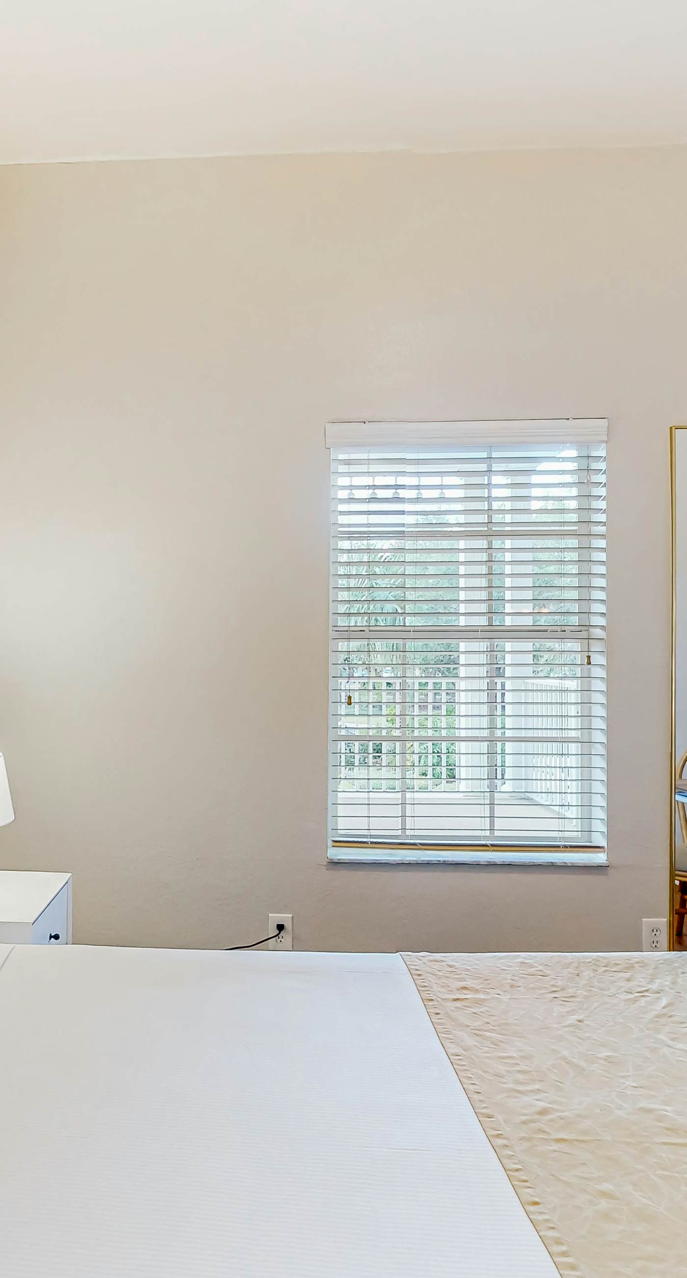 Snowbird-friendly condo with central AC, washer/dryer, pools, & hot tubs