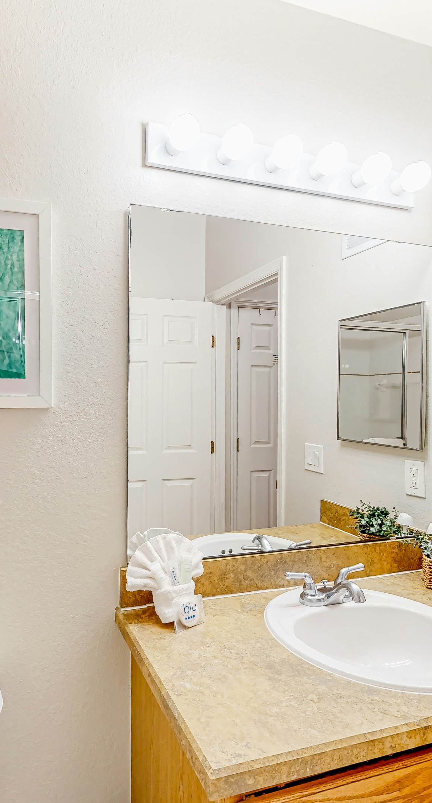 Snowbird-friendly condo with central AC, washer/dryer, pools, & hot tubs