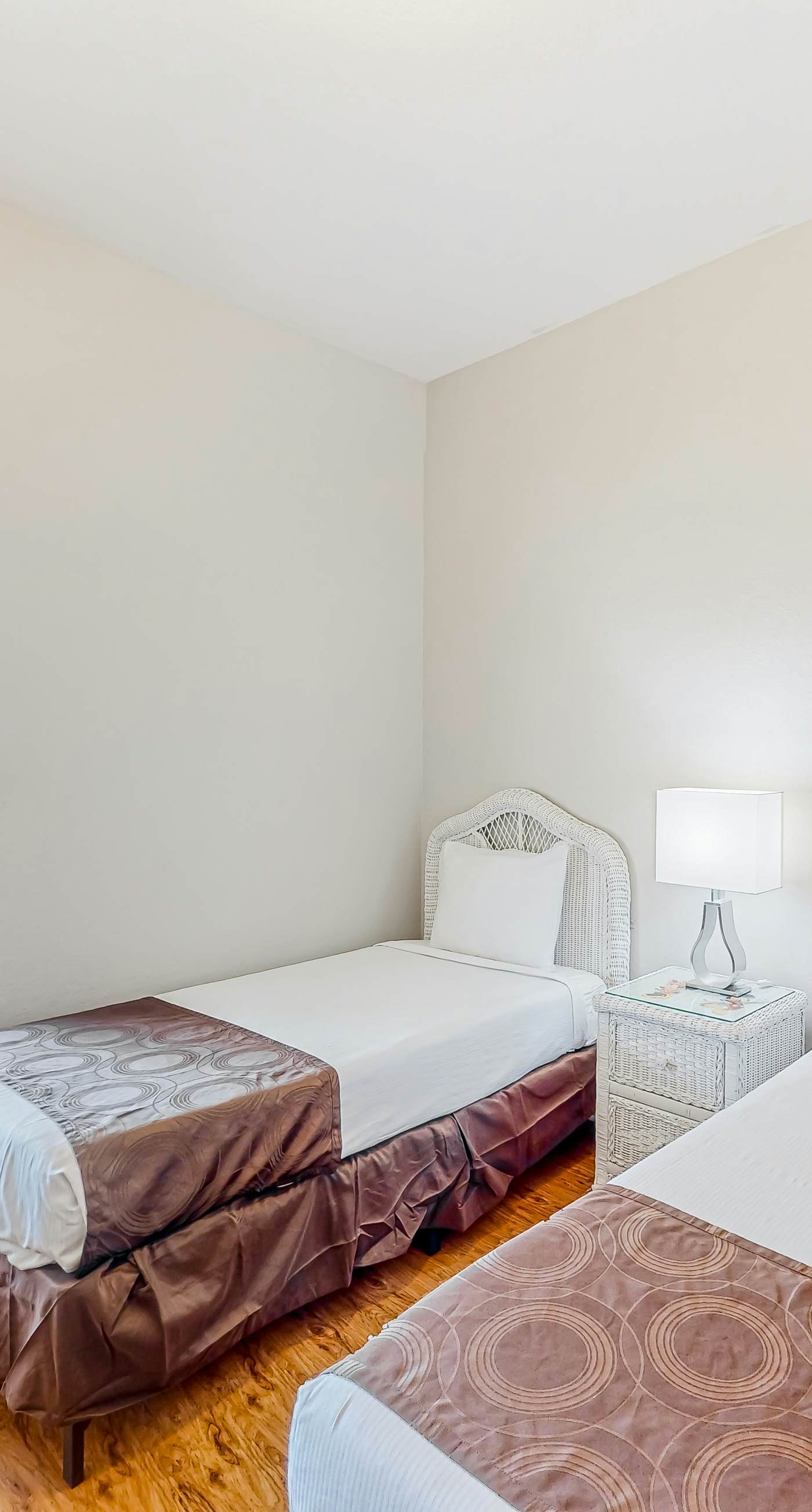 Snowbird-friendly condo with central AC, washer/dryer, pools, & hot tubs