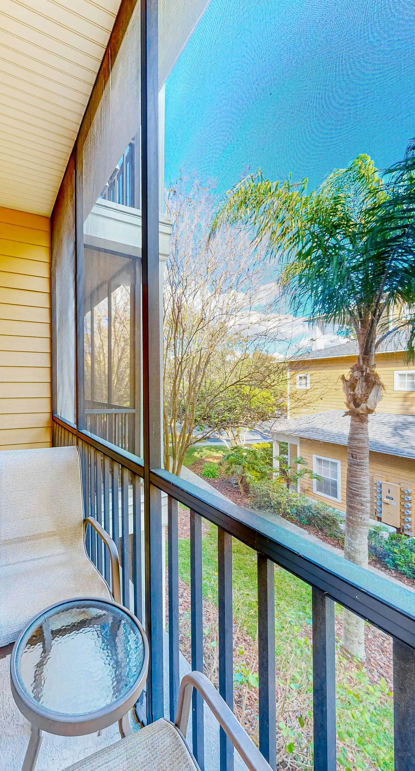 Snowbird-friendly condo with central AC, washer/dryer, pools, & hot tubs