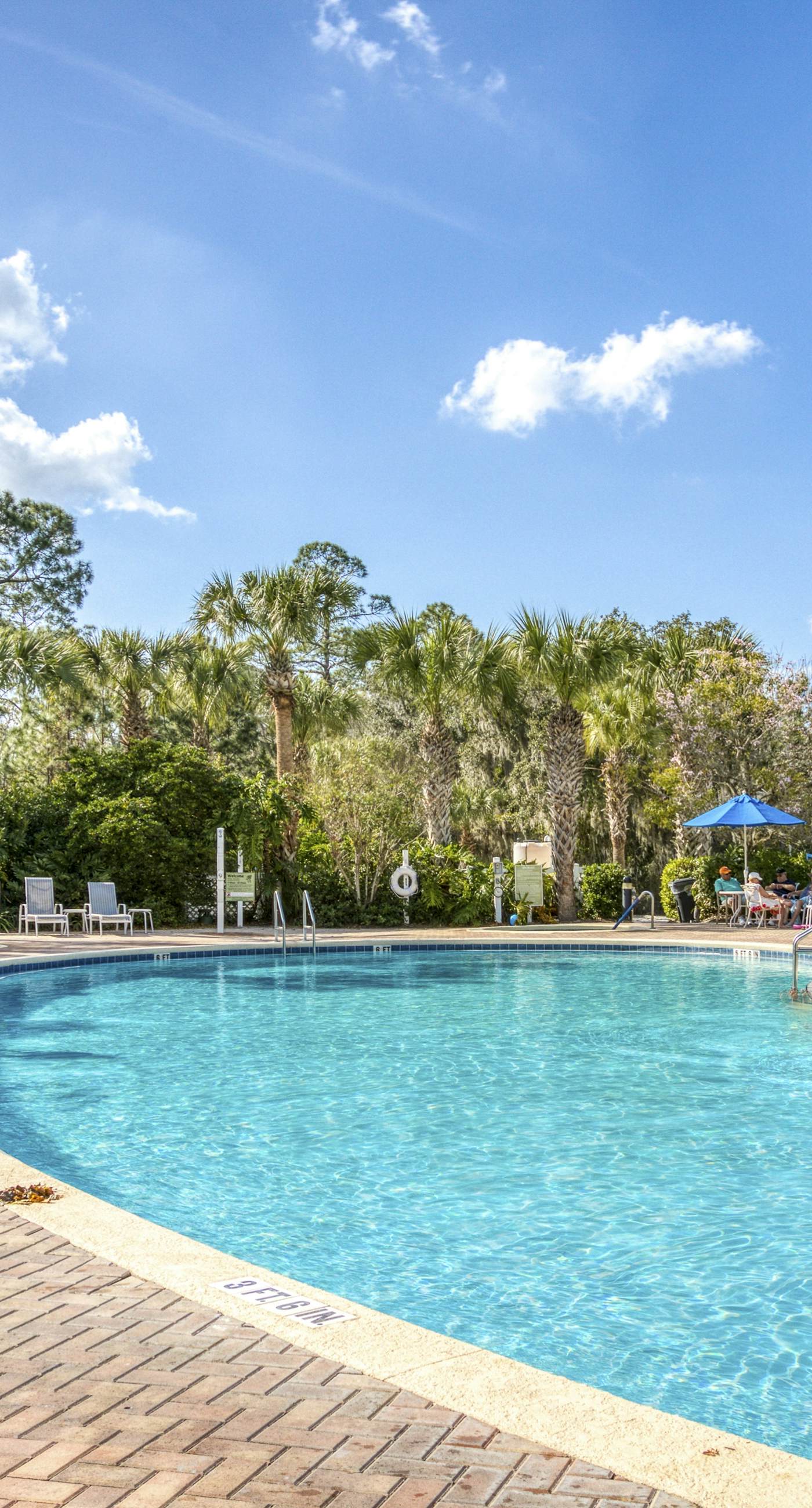 Snowbird-friendly condo with central AC, washer/dryer, pools, & hot tubs