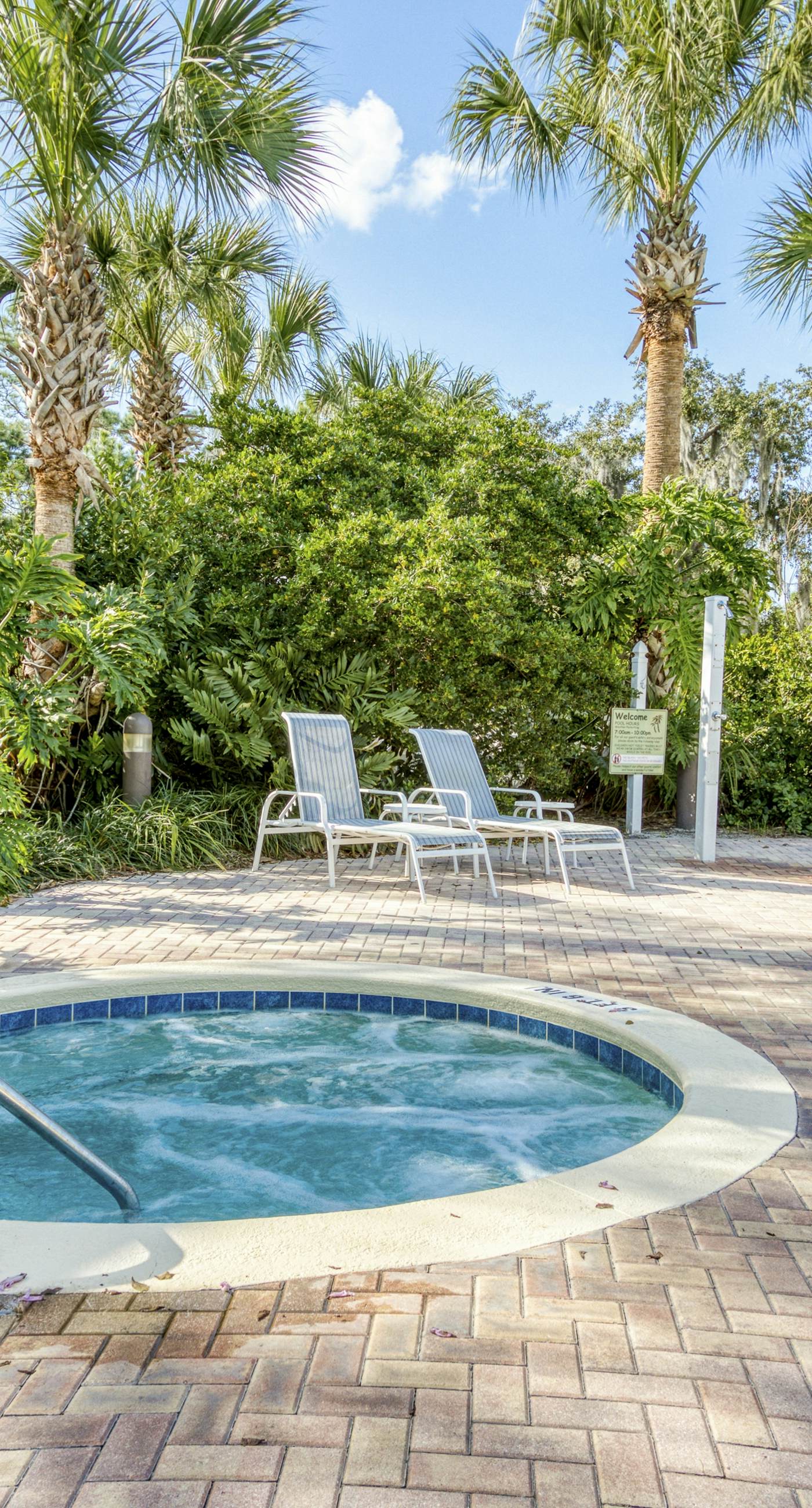 Snowbird-friendly condo with central AC, washer/dryer, pools, & hot tubs