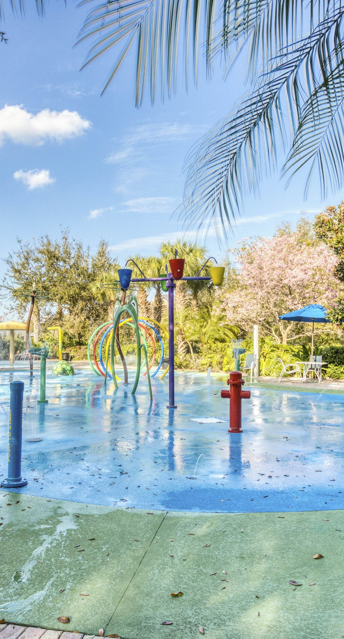 Snowbird-friendly condo with central AC, washer/dryer, pools, & hot tubs