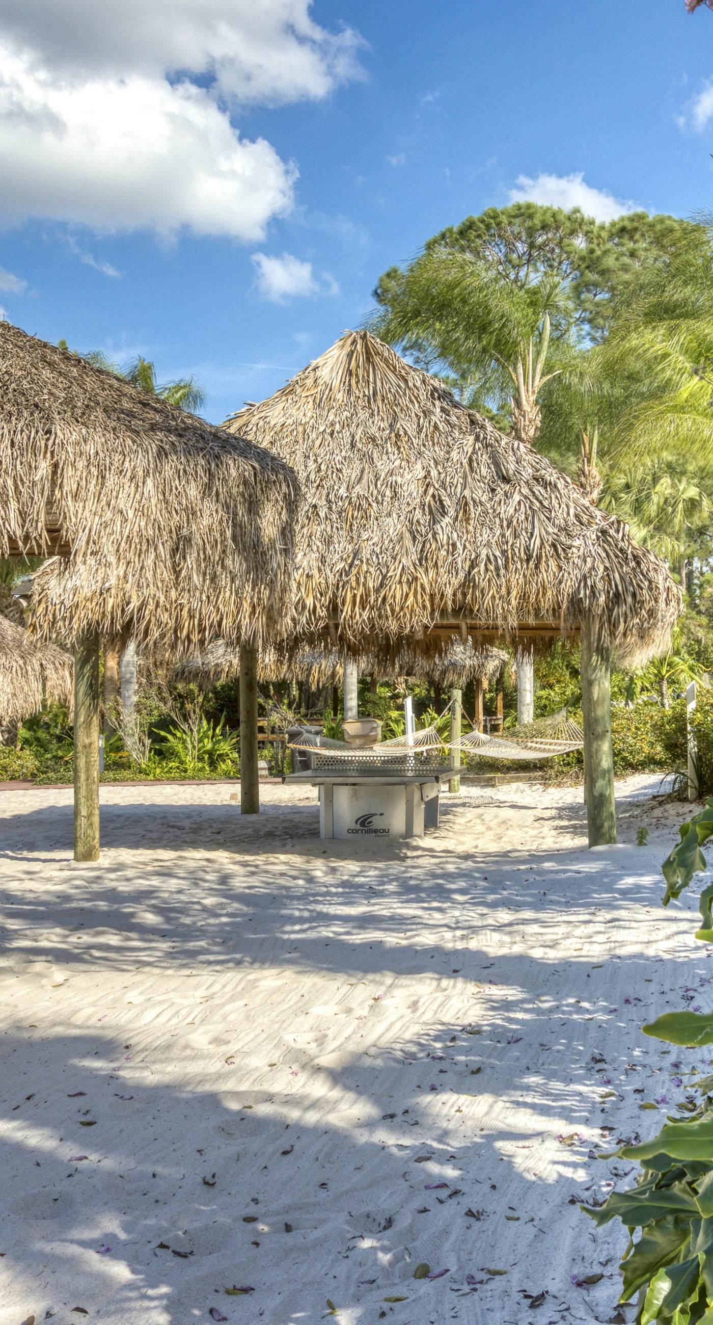 Snowbird-friendly condo with central AC, washer/dryer, pools, & hot tubs