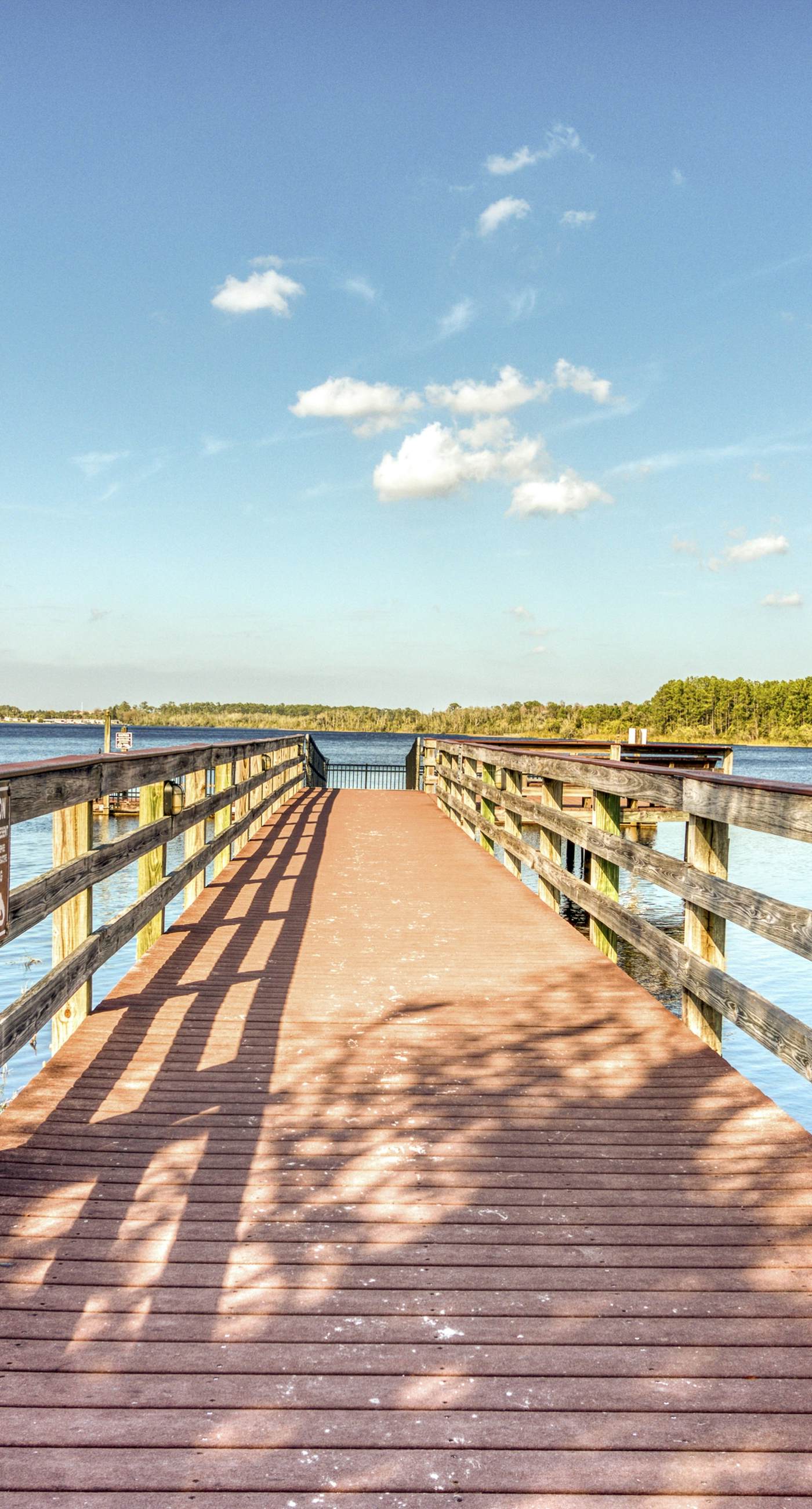 Snowbird-friendly condo with central AC, washer/dryer, pools, & hot tubs