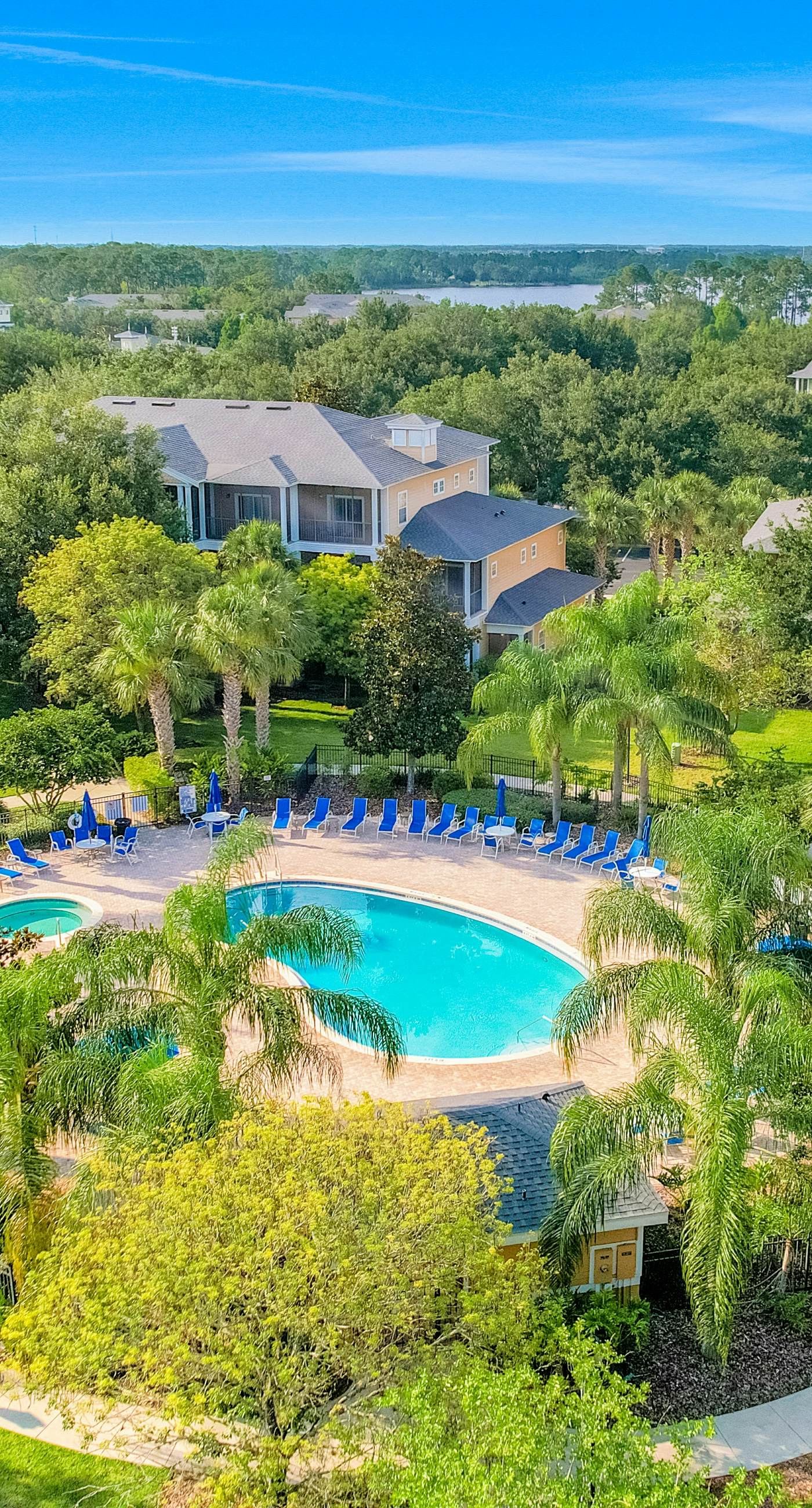 Snowbird-friendly condo with central AC, washer/dryer, pools, & hot tubs