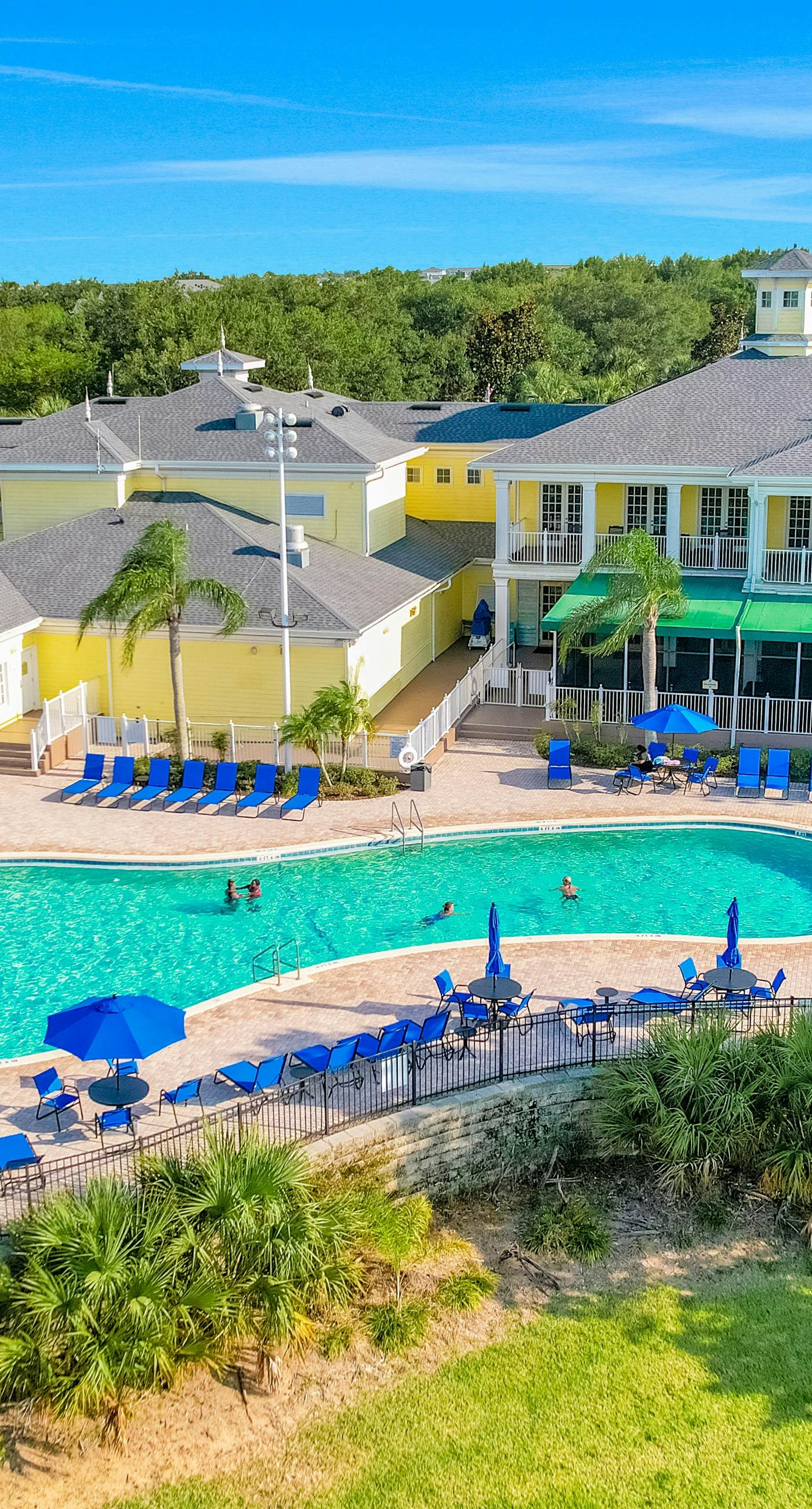 Snowbird-friendly condo with central AC, washer/dryer, pools, & hot tubs