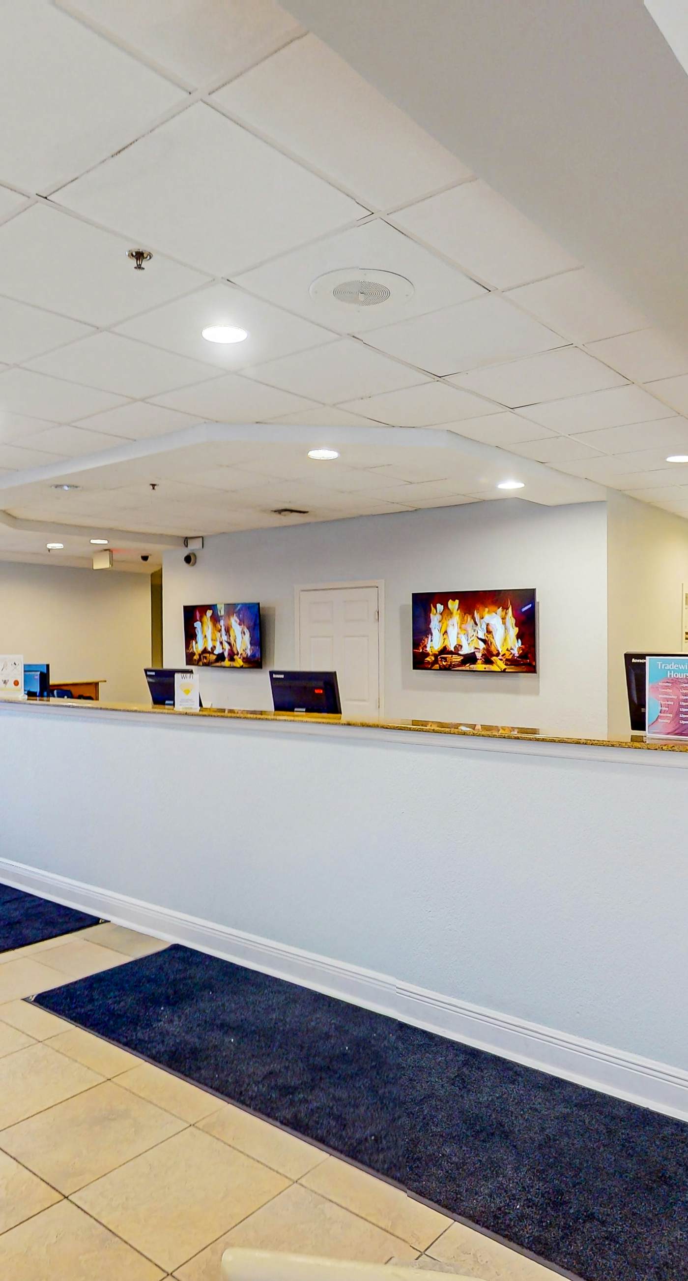 Snowbird-friendly condo with central AC, washer/dryer, pools, & hot tubs