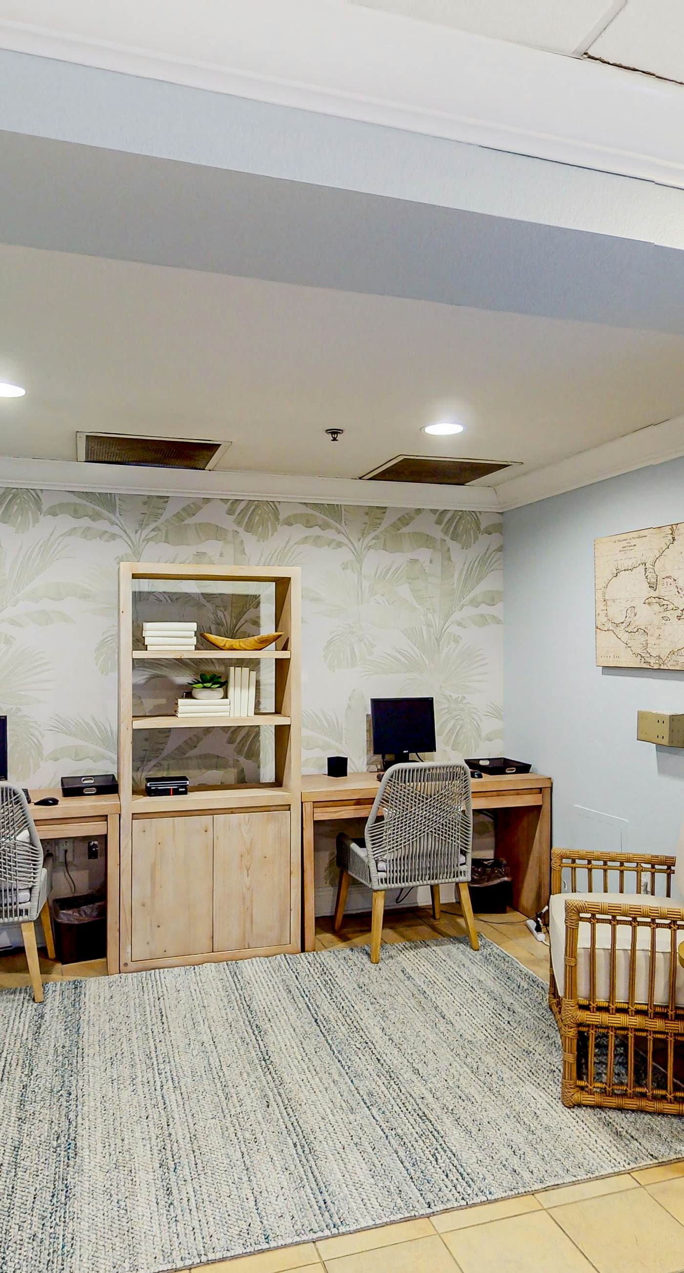 Snowbird-friendly condo with central AC, washer/dryer, pools, & hot tubs