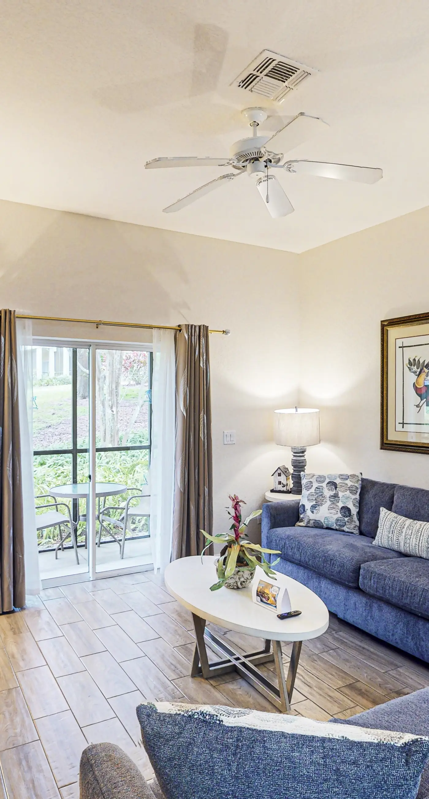 1st floor condo w/ pools, restaurant, balcony, tennis court, basketball court