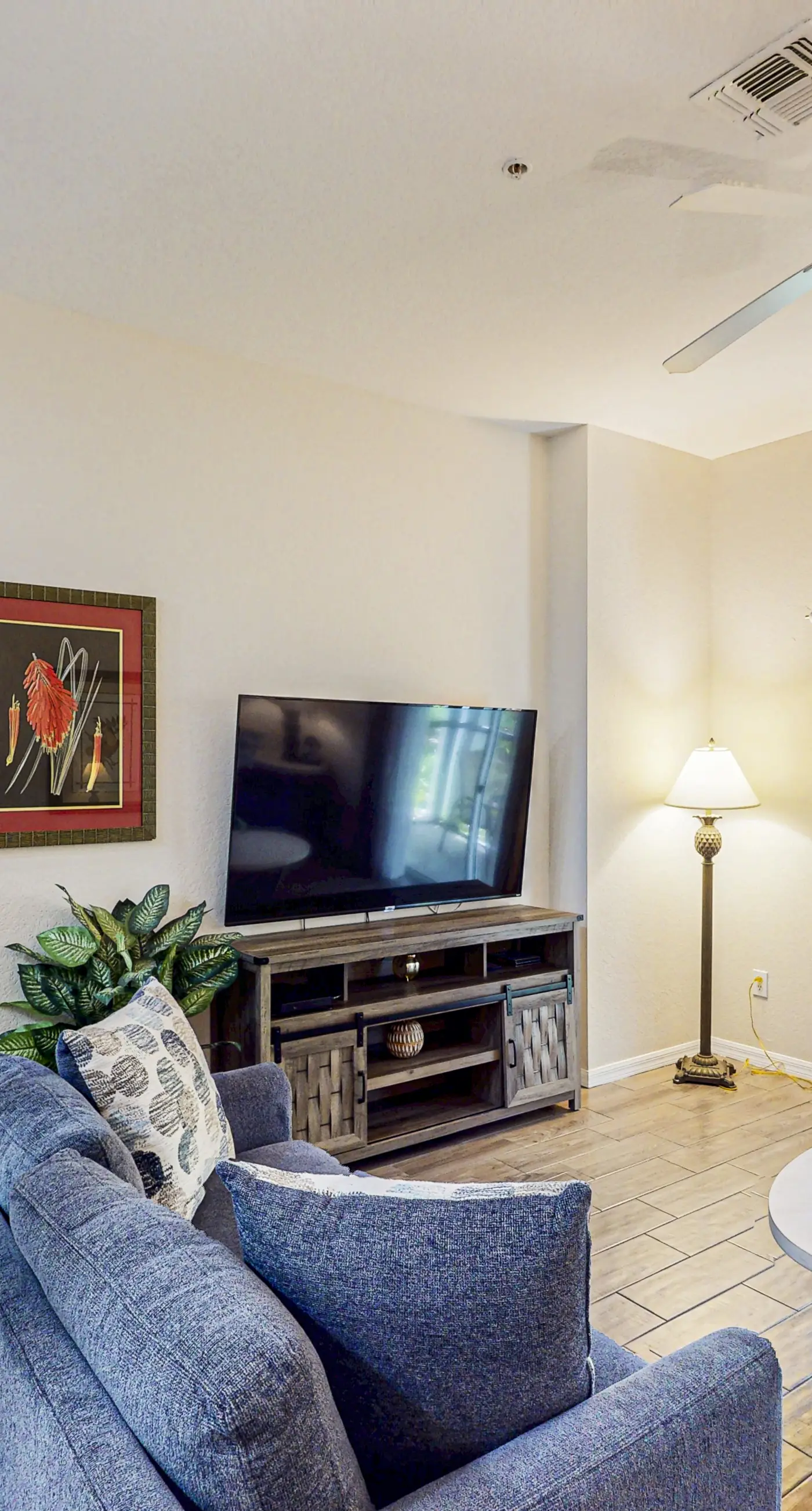 1st floor condo w/ pools, restaurant, balcony, tennis court, basketball court