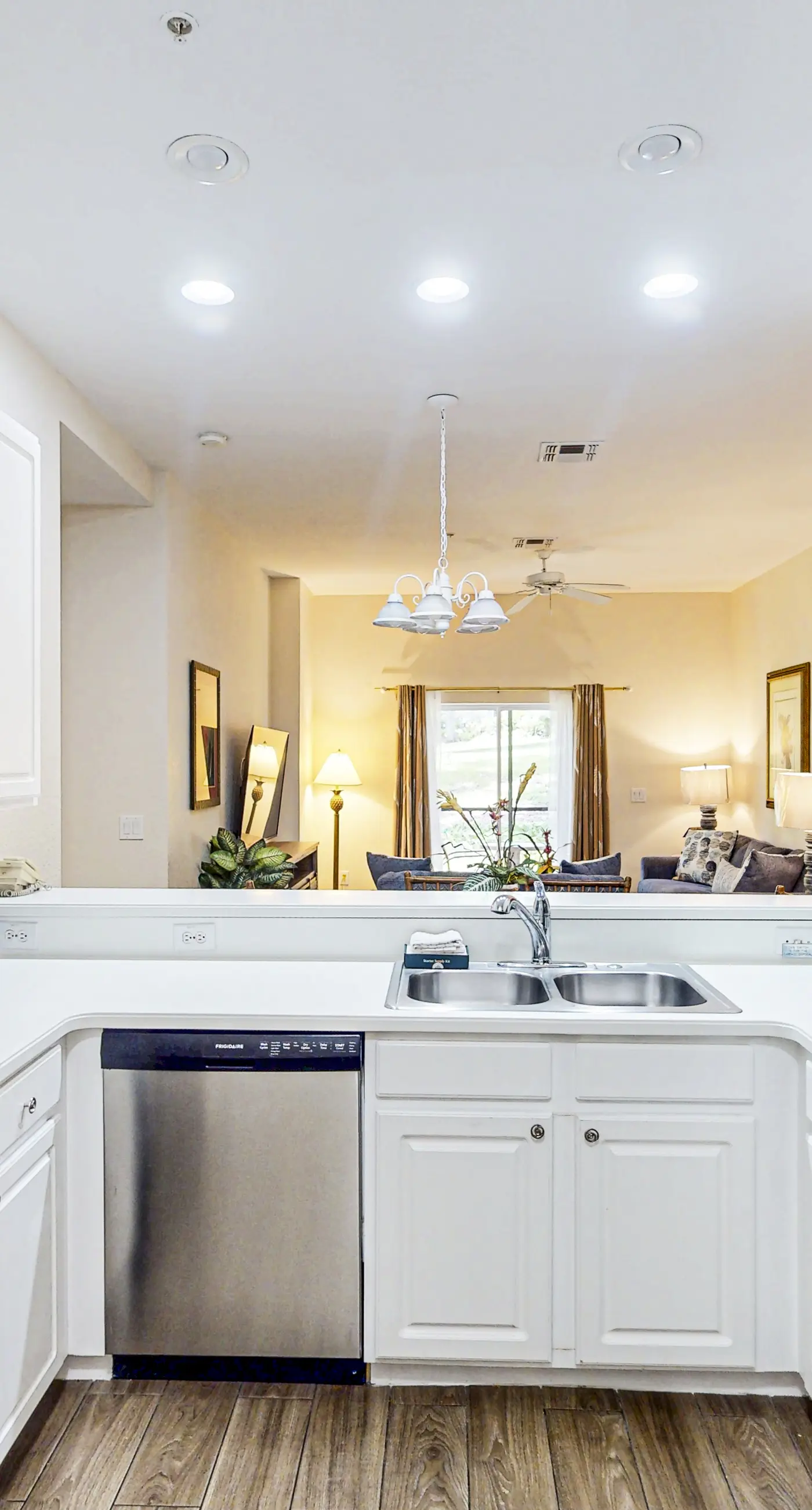 1st floor condo w/ pools, restaurant, balcony, tennis court, basketball court