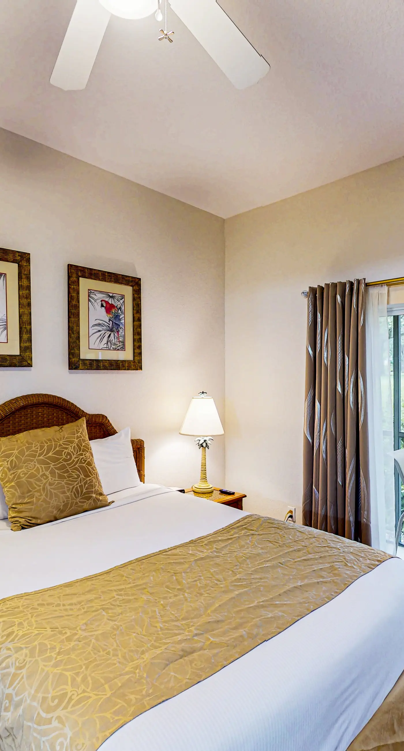 1st floor condo w/ pools, restaurant, balcony, tennis court, basketball court