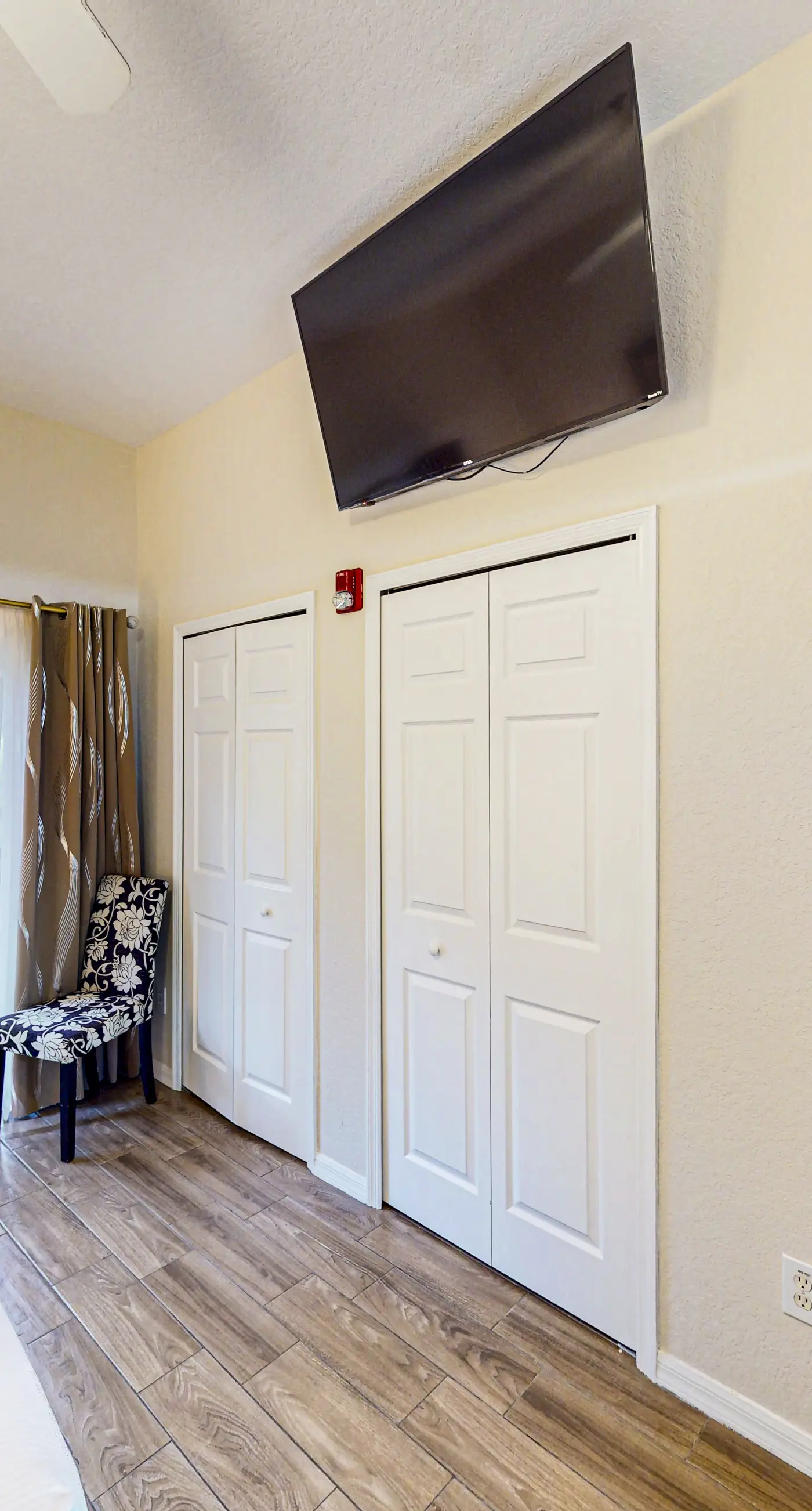 1st floor condo w/ pools, restaurant, balcony, tennis court, basketball court