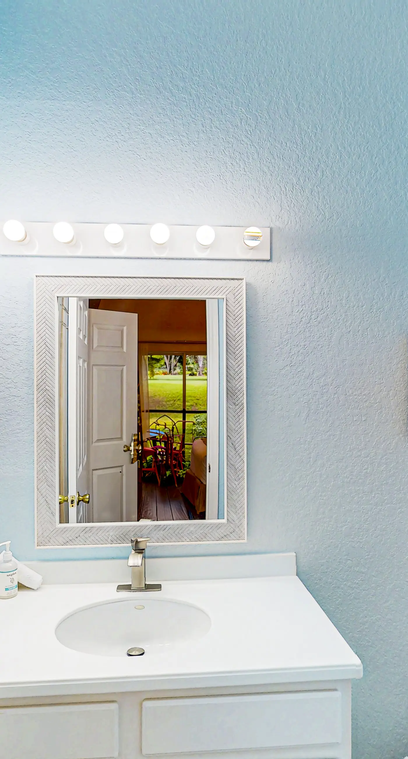 1st floor condo w/ pools, restaurant, balcony, tennis court, basketball court