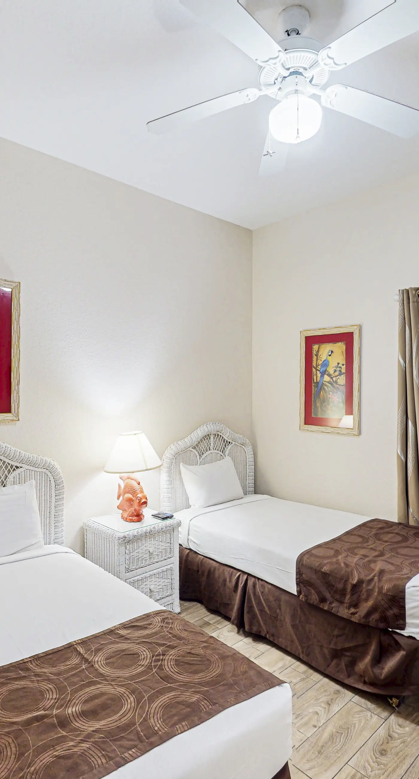 1st floor condo w/ pools, restaurant, balcony, tennis court, basketball court