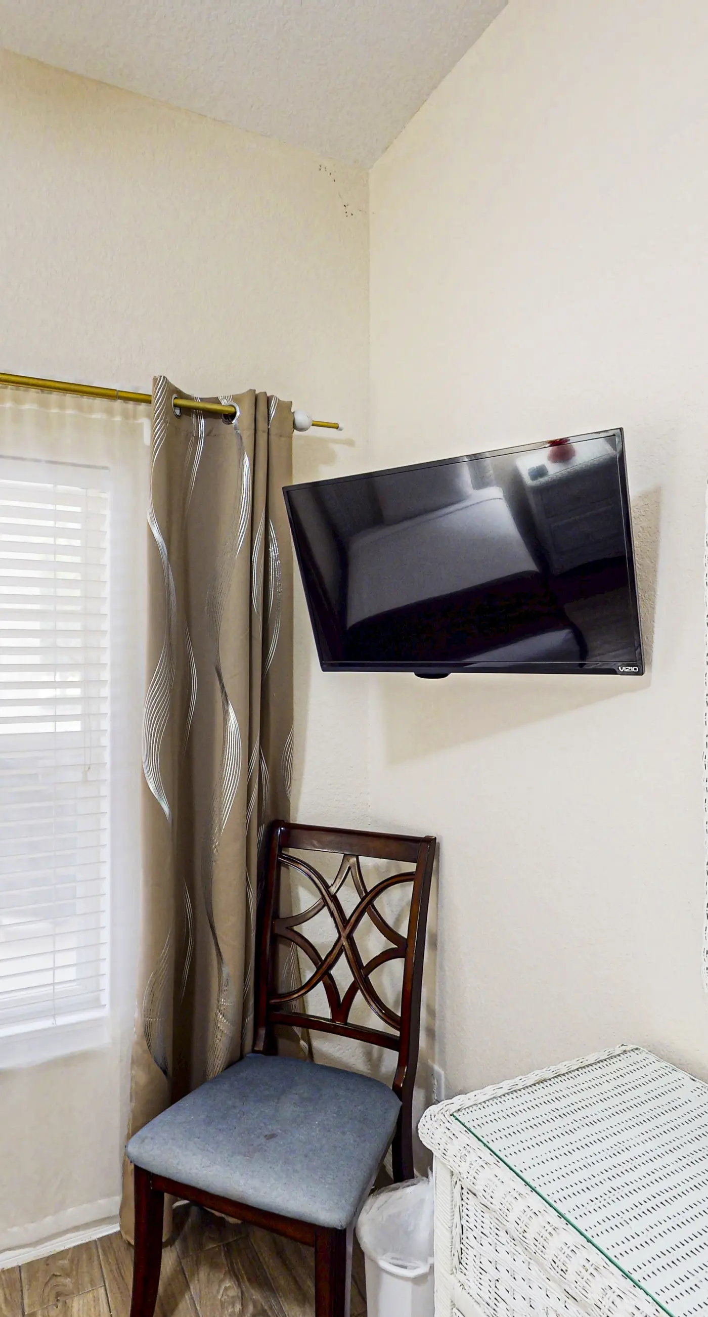 1st floor condo w/ pools, restaurant, balcony, tennis court, basketball court