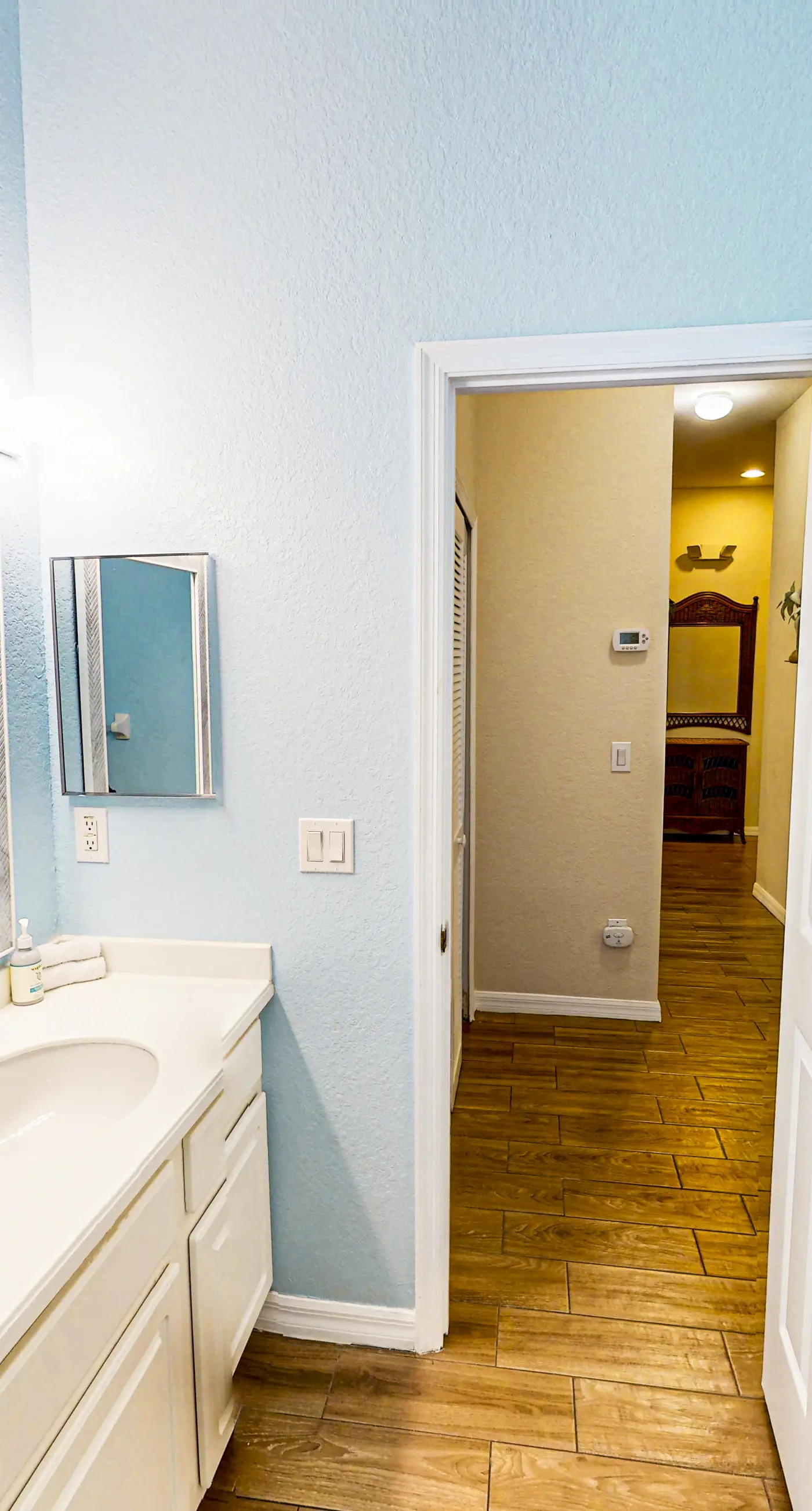 1st floor condo w/ pools, restaurant, balcony, tennis court, basketball court