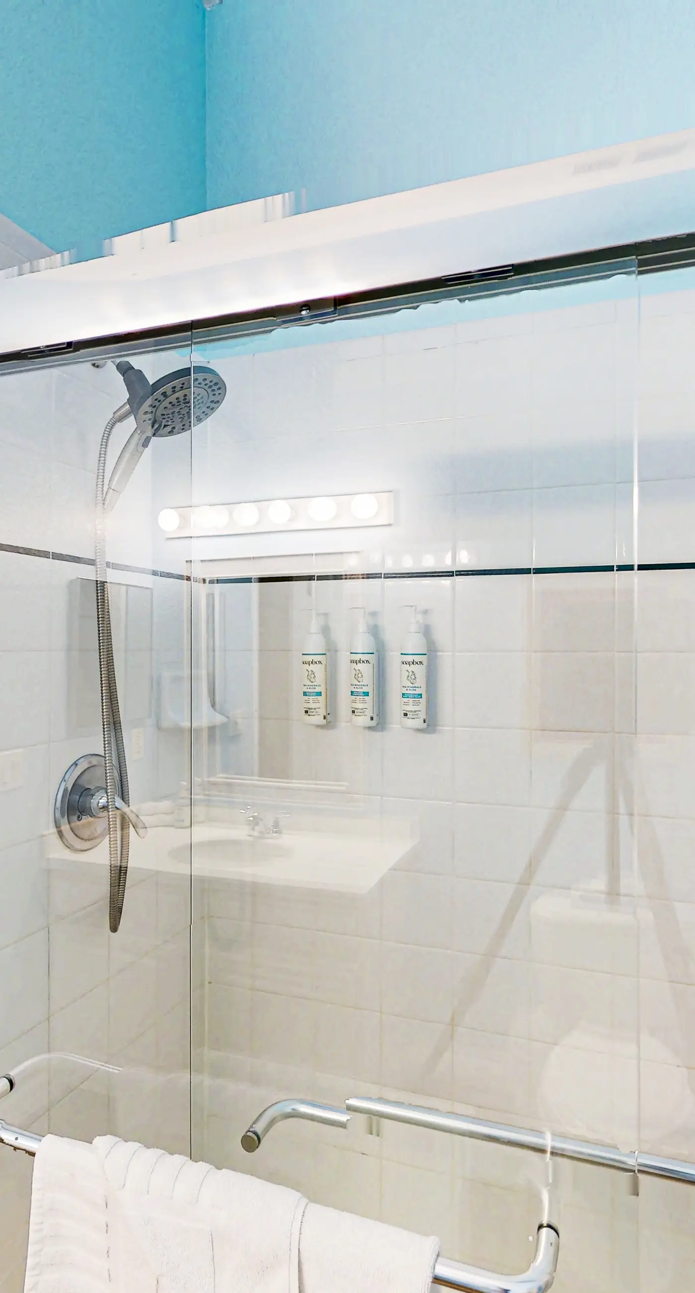 1st floor condo w/ pools, restaurant, balcony, tennis court, basketball court