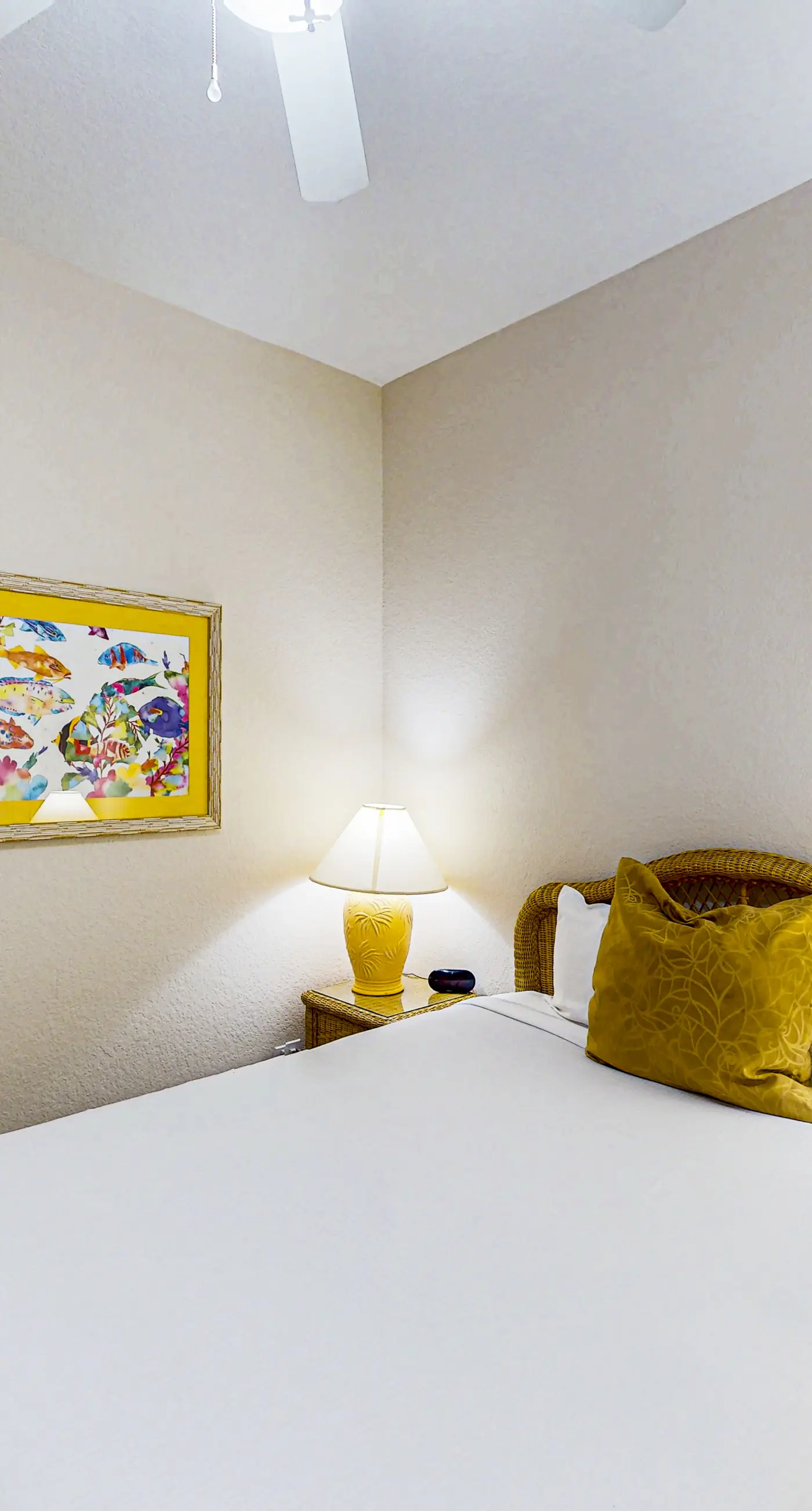 1st floor condo w/ pools, restaurant, balcony, tennis court, basketball court